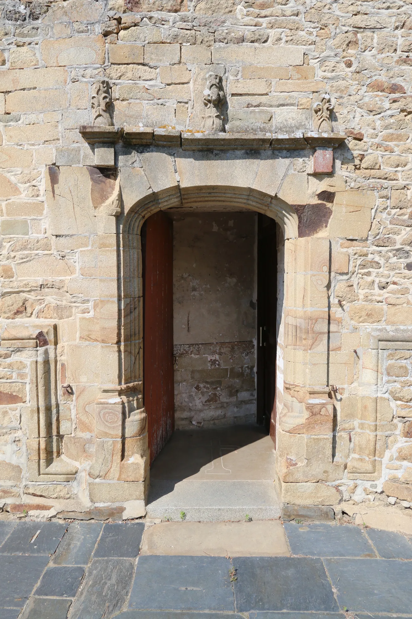 Photo showing: Porte de l'église St-Martin, face sud.