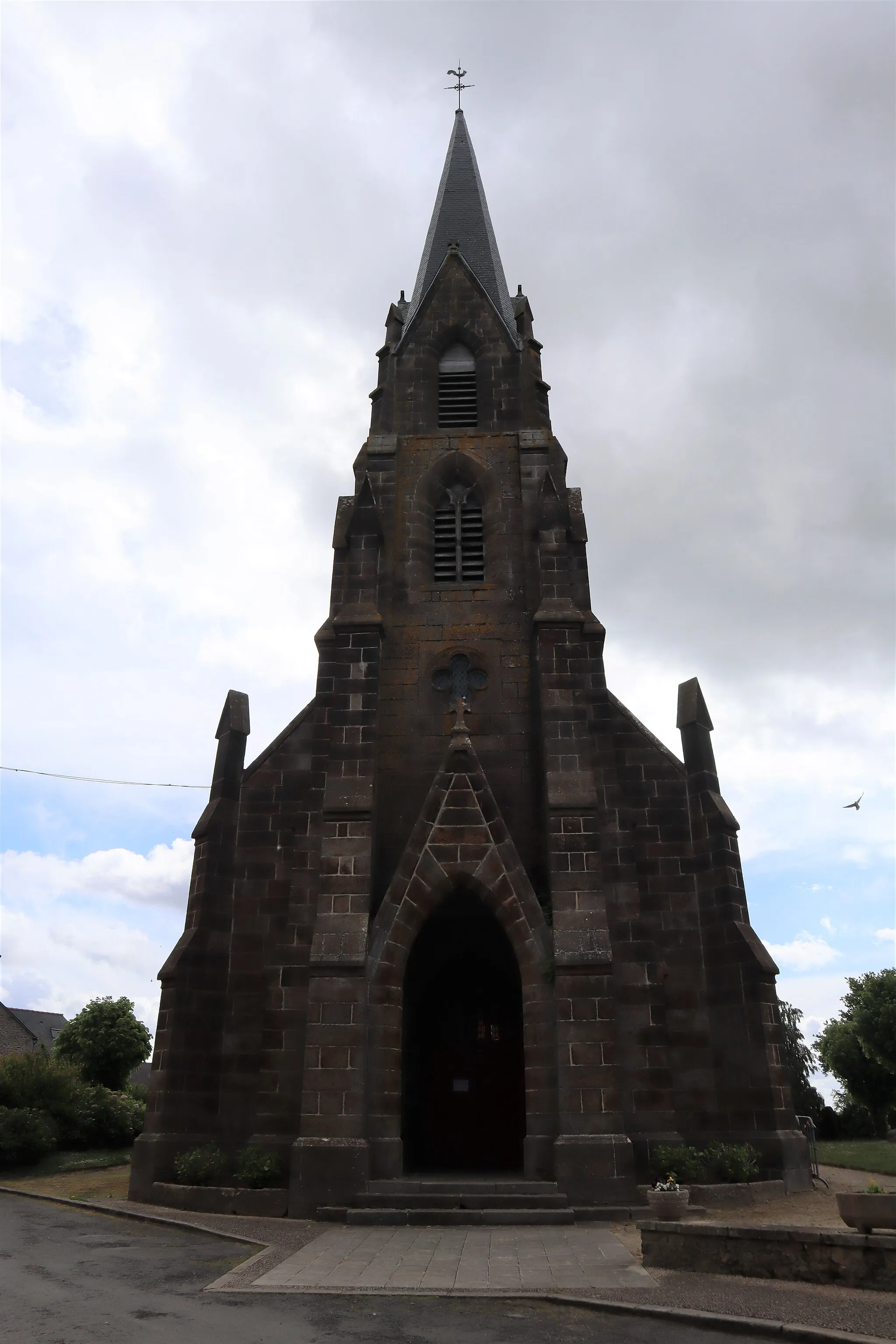 Photo showing: Église Saint-Martin et Saint-Samson de Cuguen (35). Façade occidentale.
