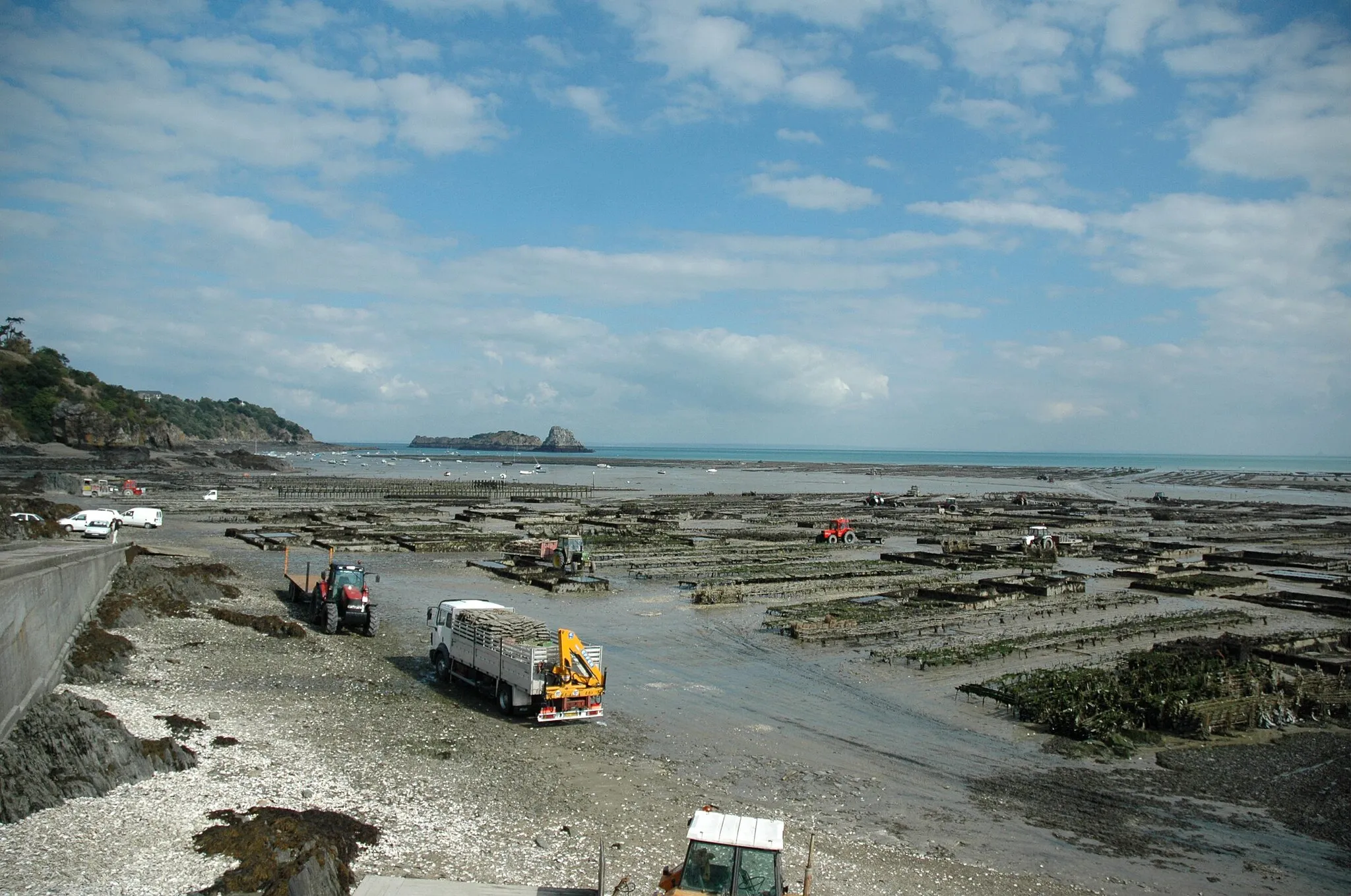 Photo showing: The oyster harvest from the pier at Cancale, Brittany