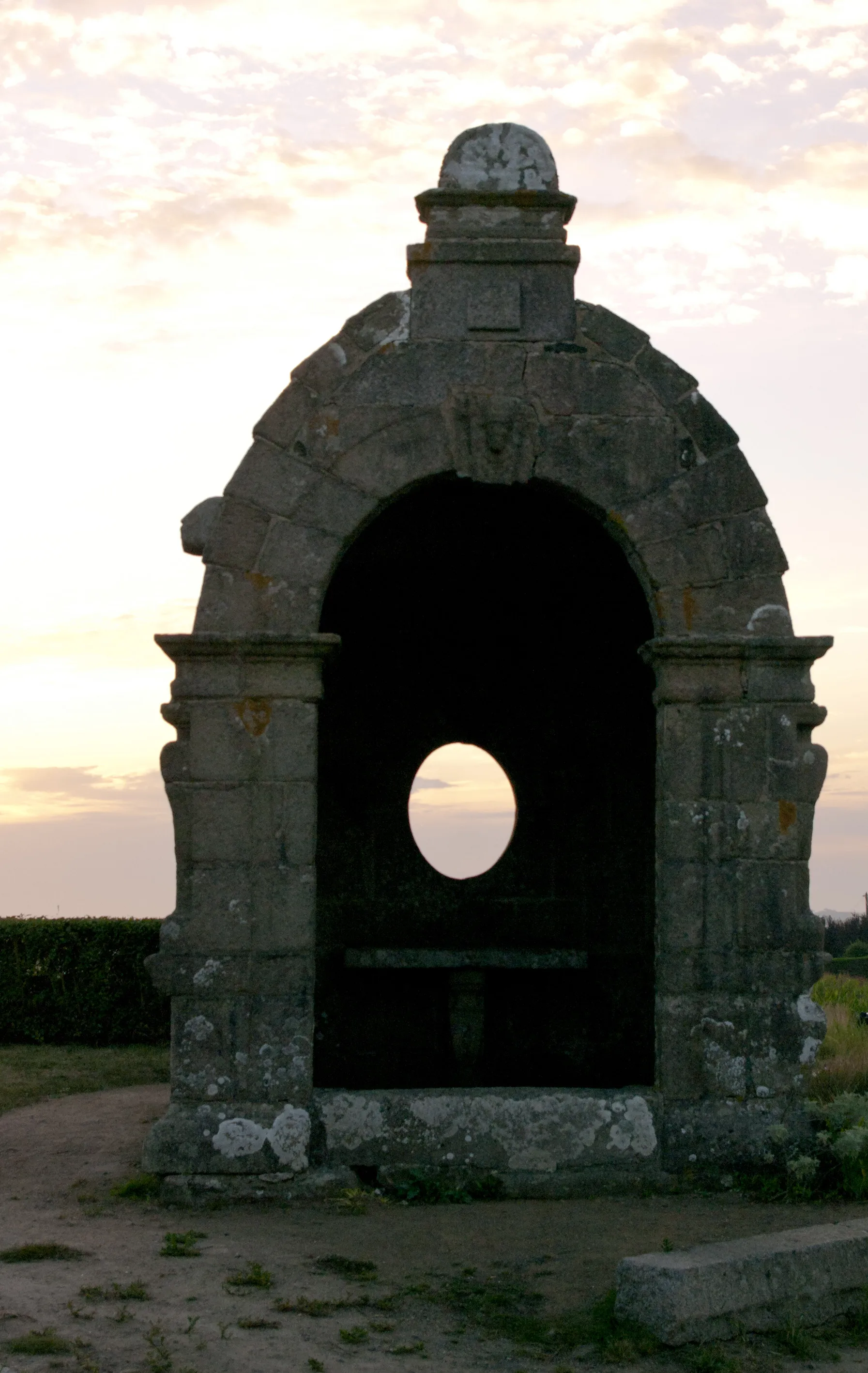 Photo showing: L'Oratoire se situe sur la commune de Plougasnou dans le département du Finistère