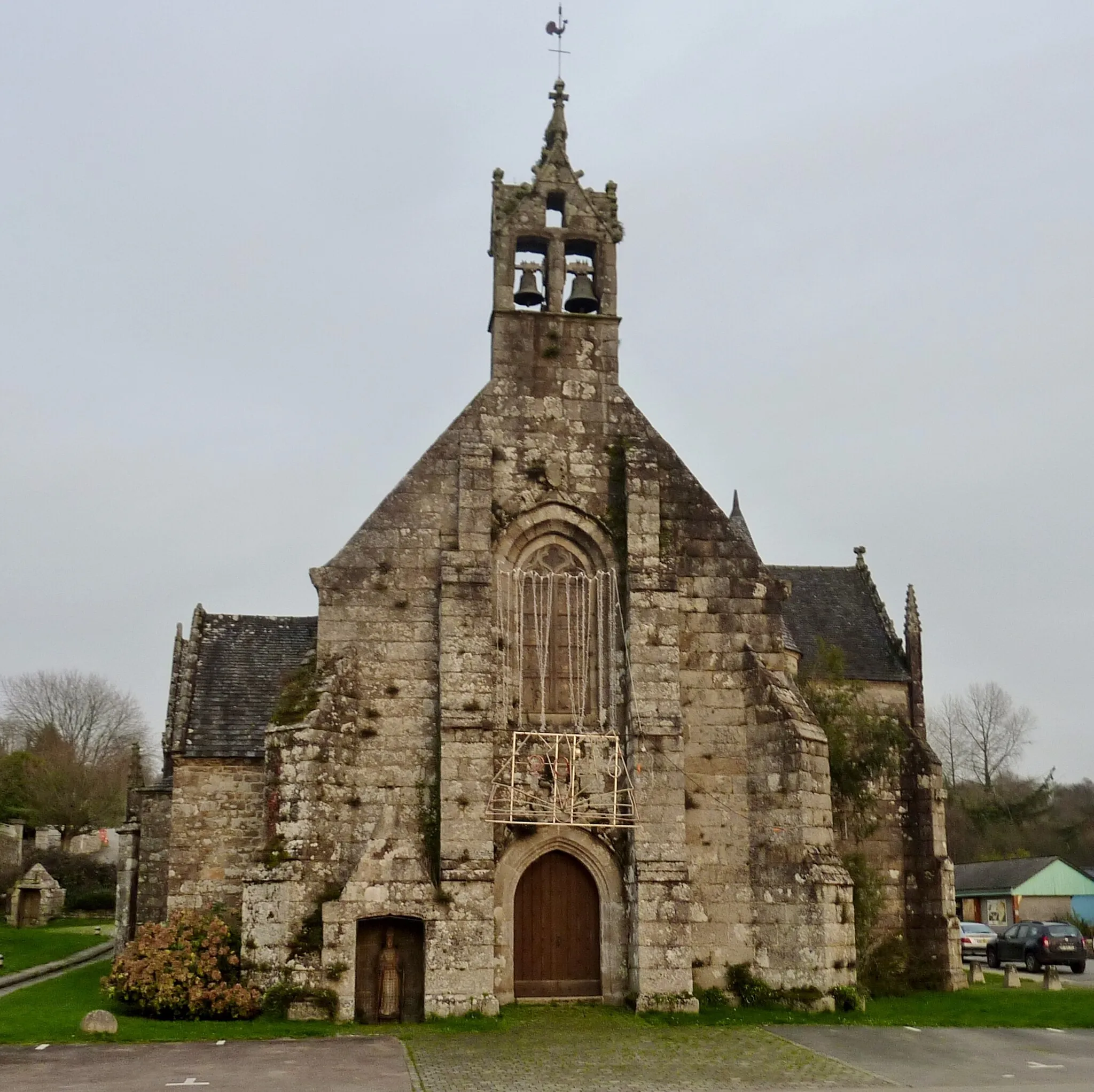 Photo showing: Église de Saint-Servais ː façade nord, vue d'ensemble.