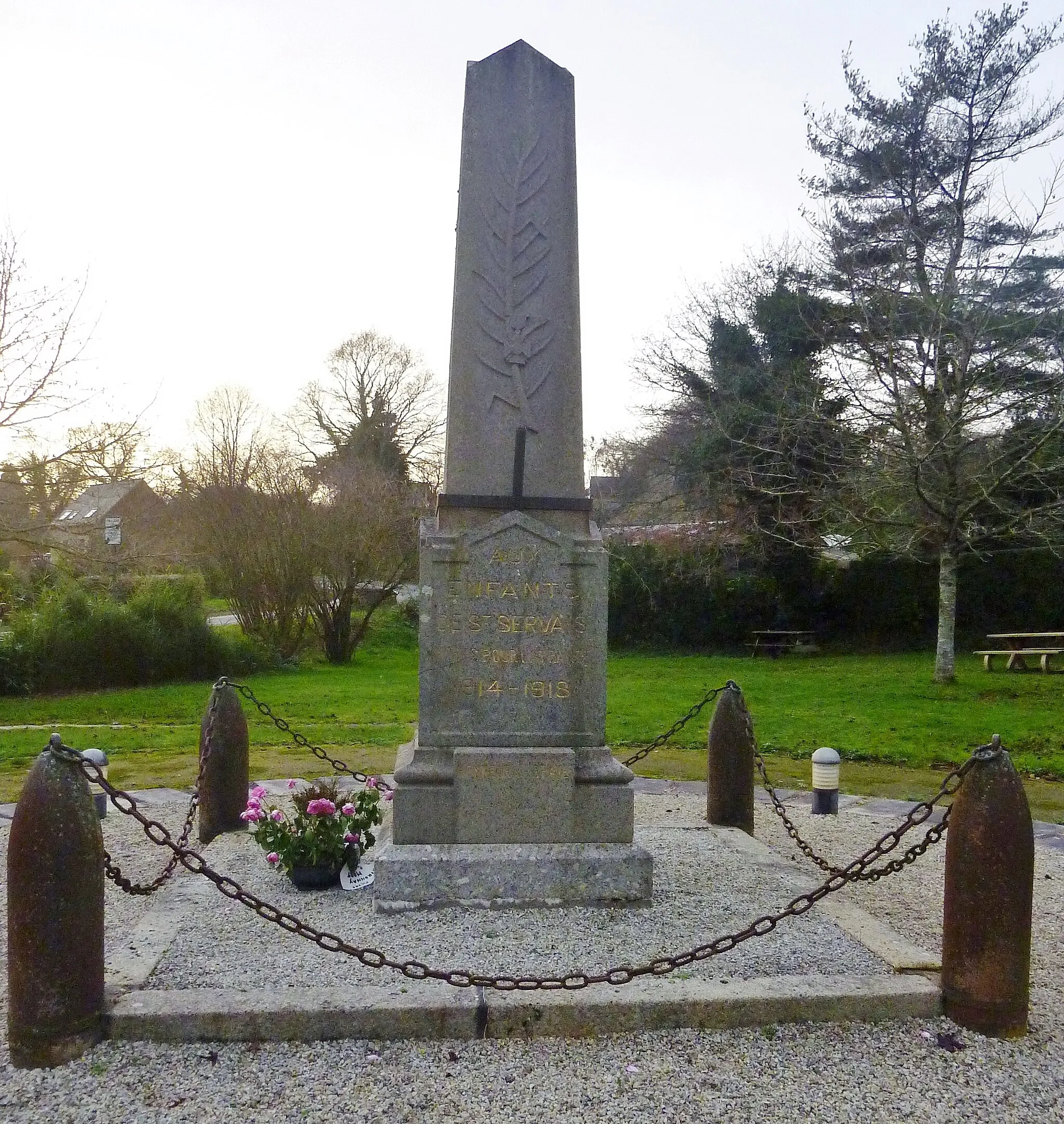 Photo showing: Le monument aux morts de Saint-Servais (Côtes-d'Armor).