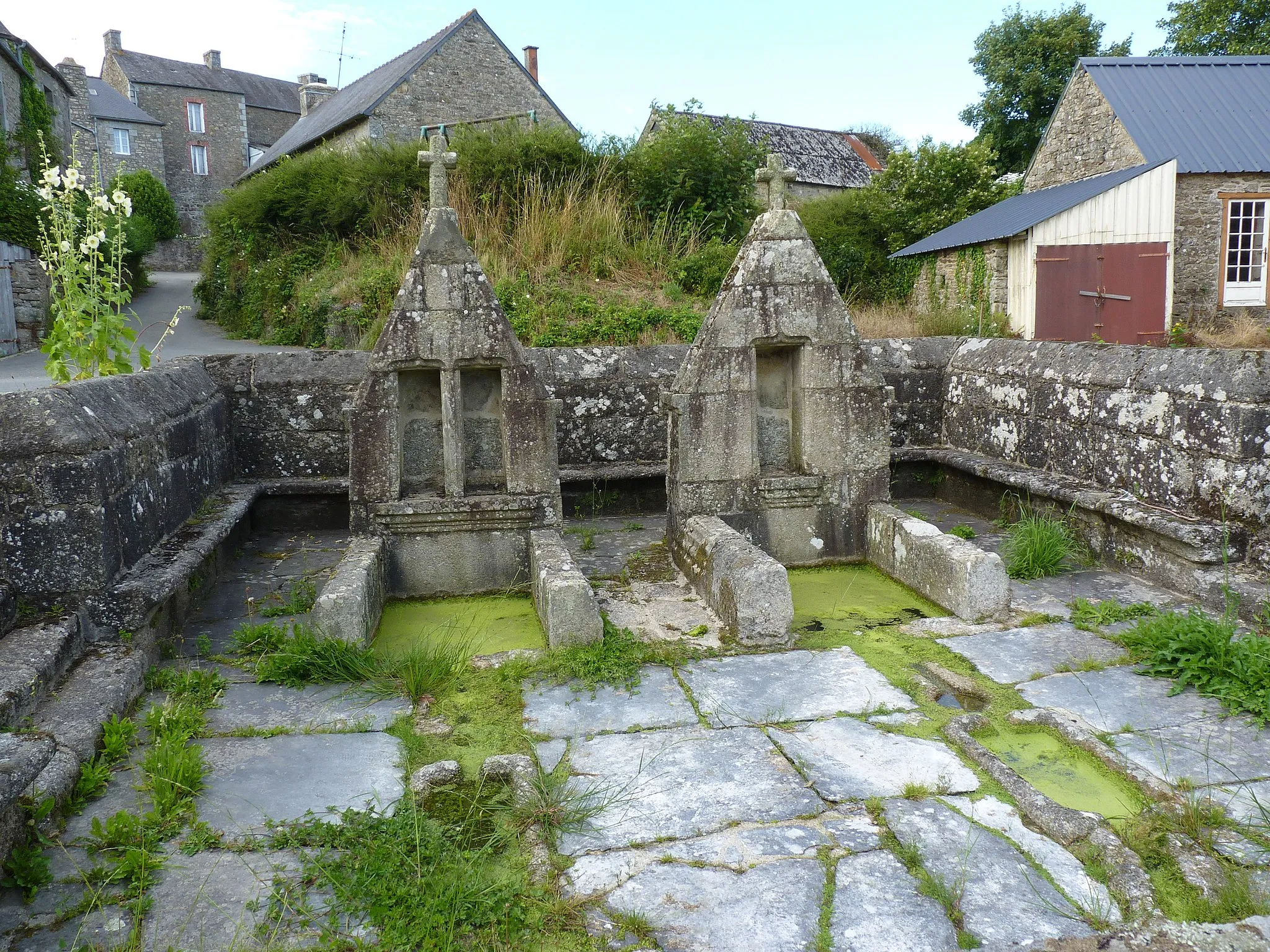 Photo showing: Située en contrebas de l'église (et de la chapelle).