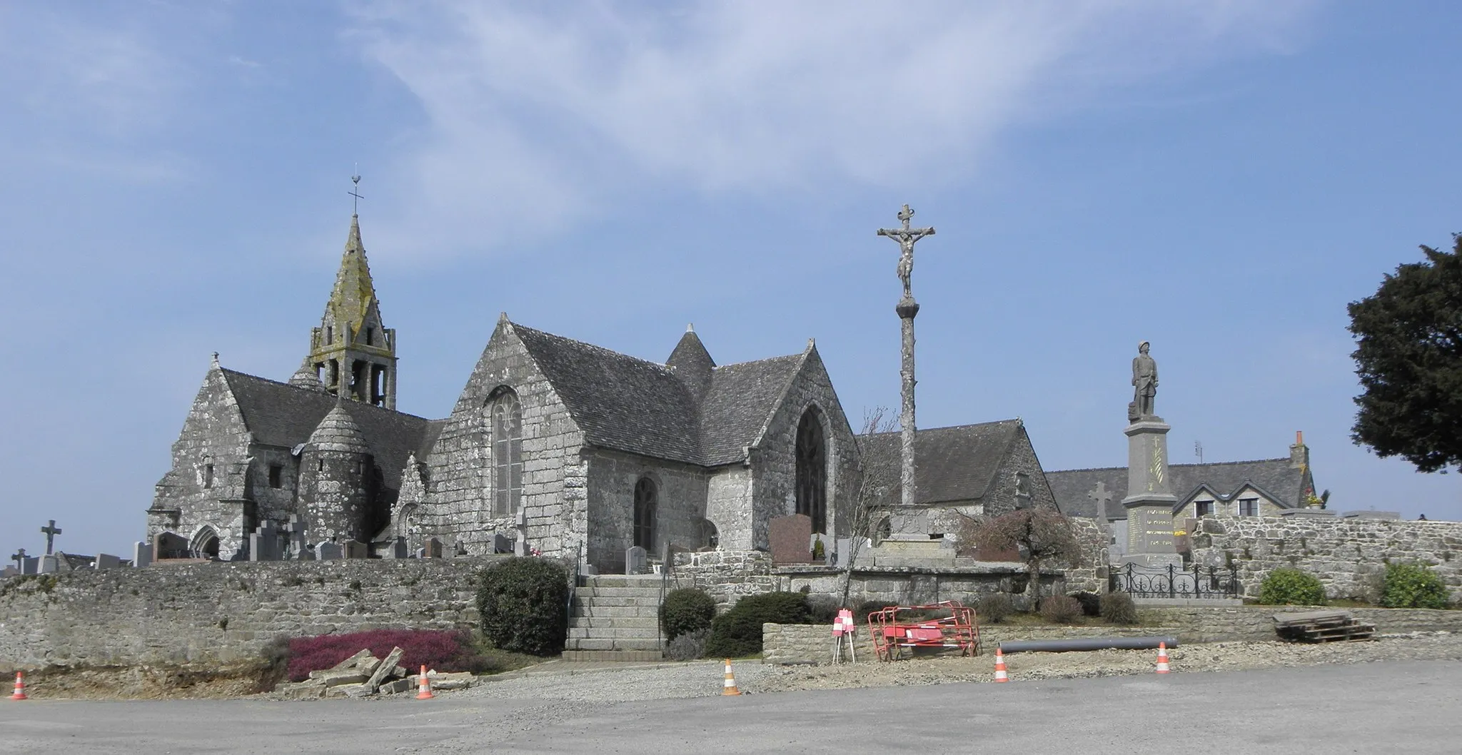 Photo showing: Chevet et flanc sud de l'église Saint-Pierre de Kerpert (22).