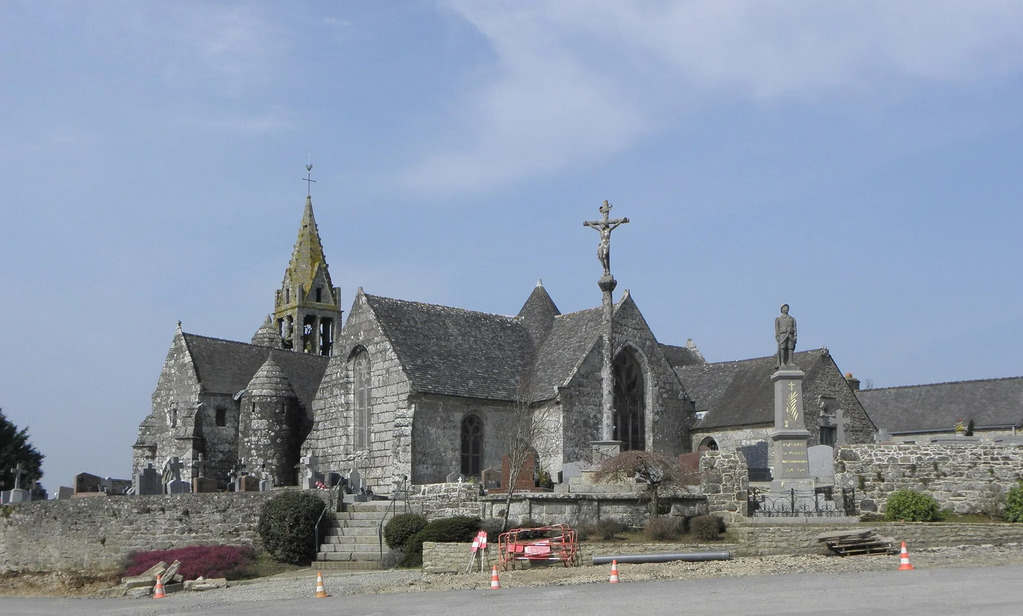 Photo showing: Chevet et flanc sud de l'église Saint-Pierre de Kerpert (22).