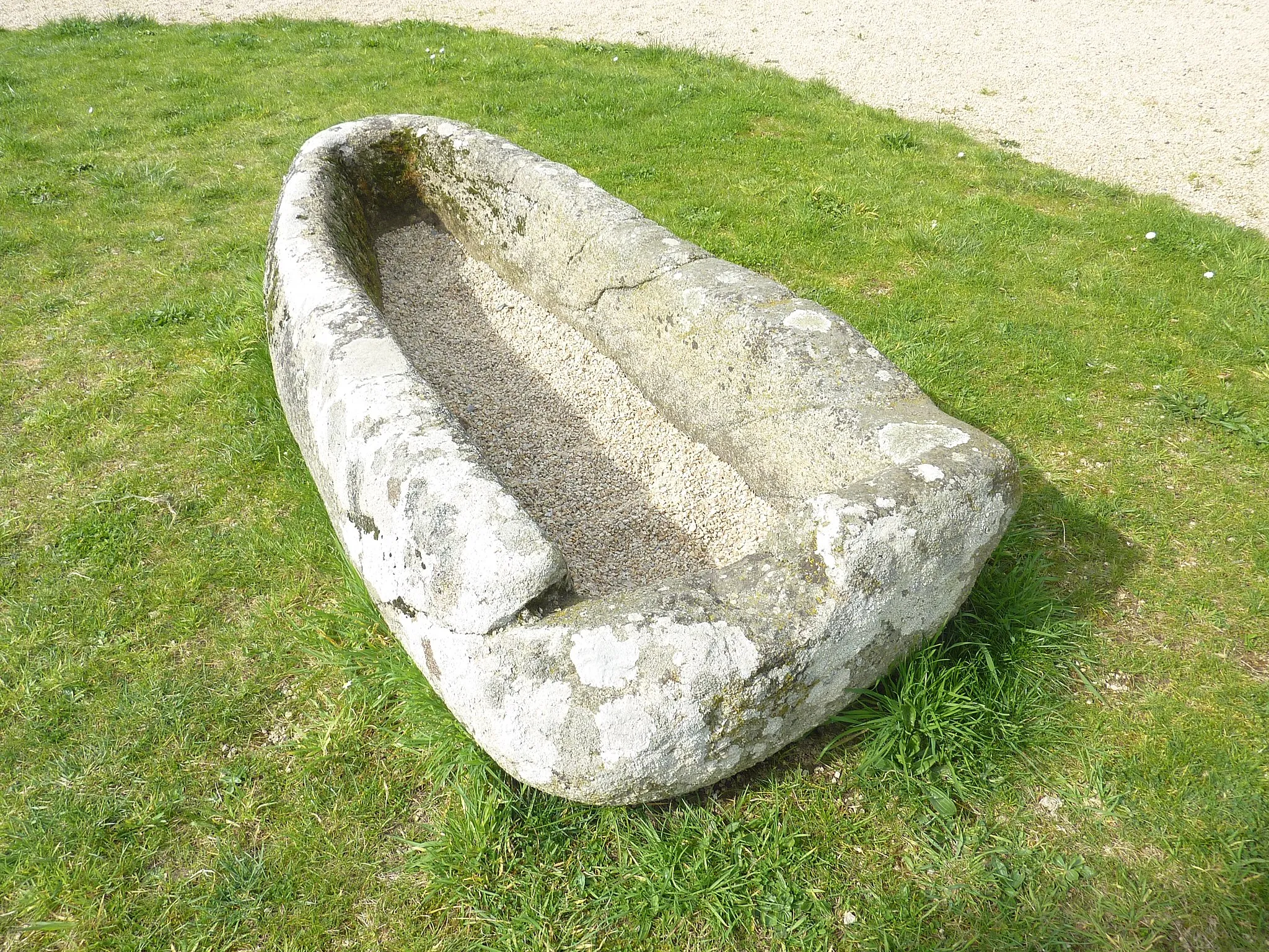 Photo showing: Trégrom : le sarcophage de saint Brandan. Ce sarcophage monolithique passe pour être son tombeau et est toujours visible dans le village.