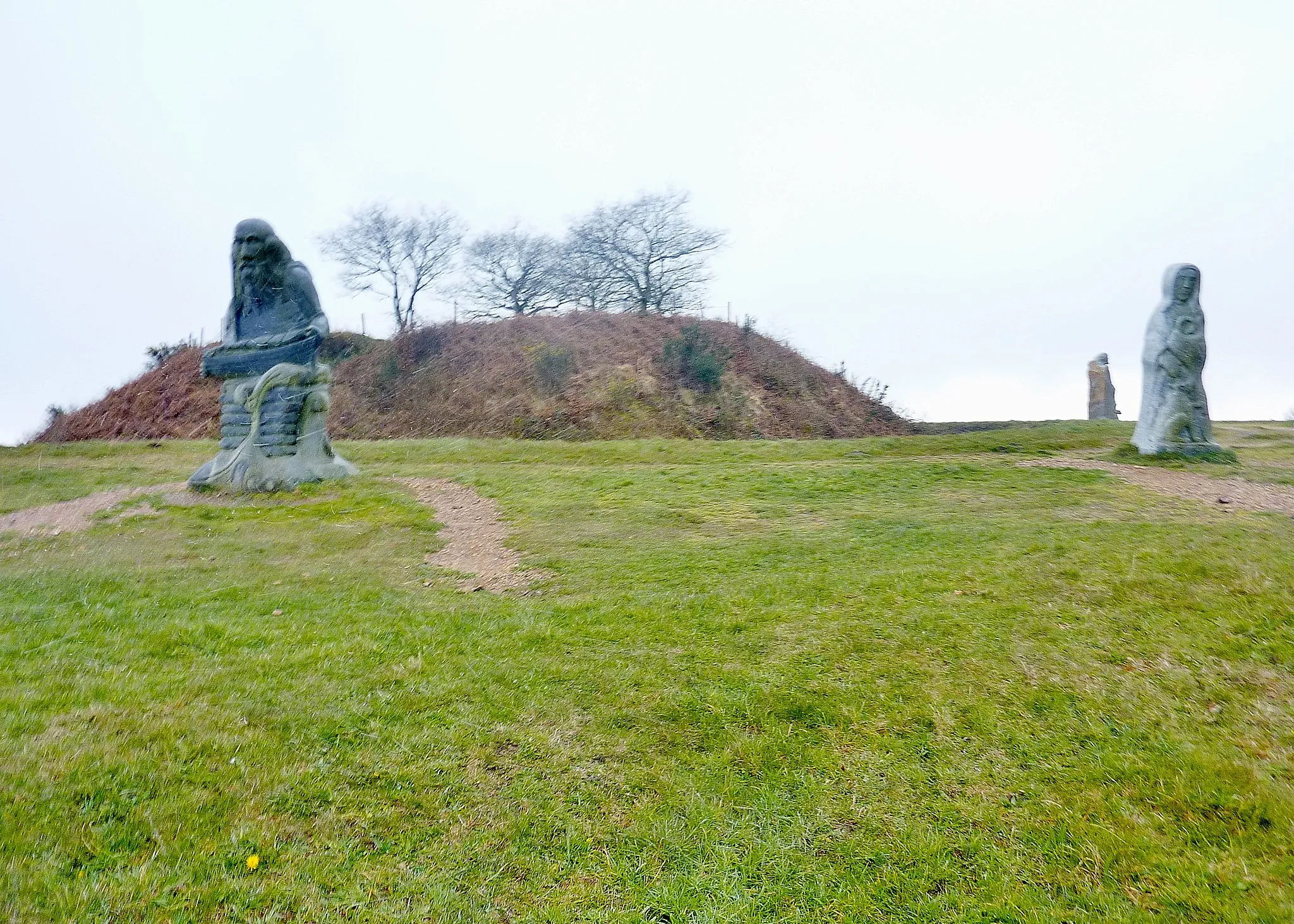 Photo showing: Carnoët : le tumulus de Tossen Sant Weltas ("Vallée des Saints").