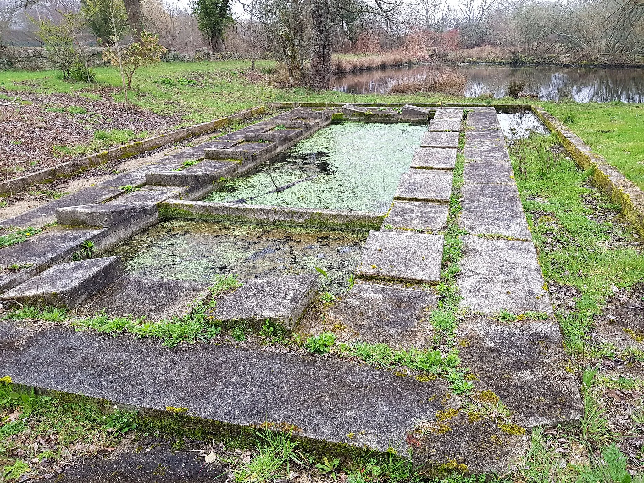 Photo showing: Fontaine et lavoir du Guip, à Belz dans la Morbihan, en France.