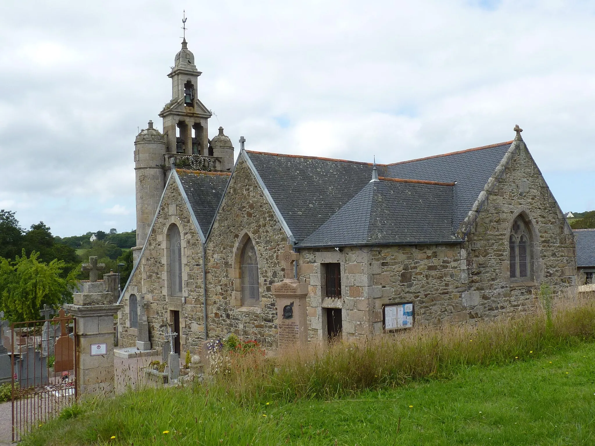 Photo showing: Eglise du XVIIème siècle située dans le bourg. Campanile reconstruit en 1882.