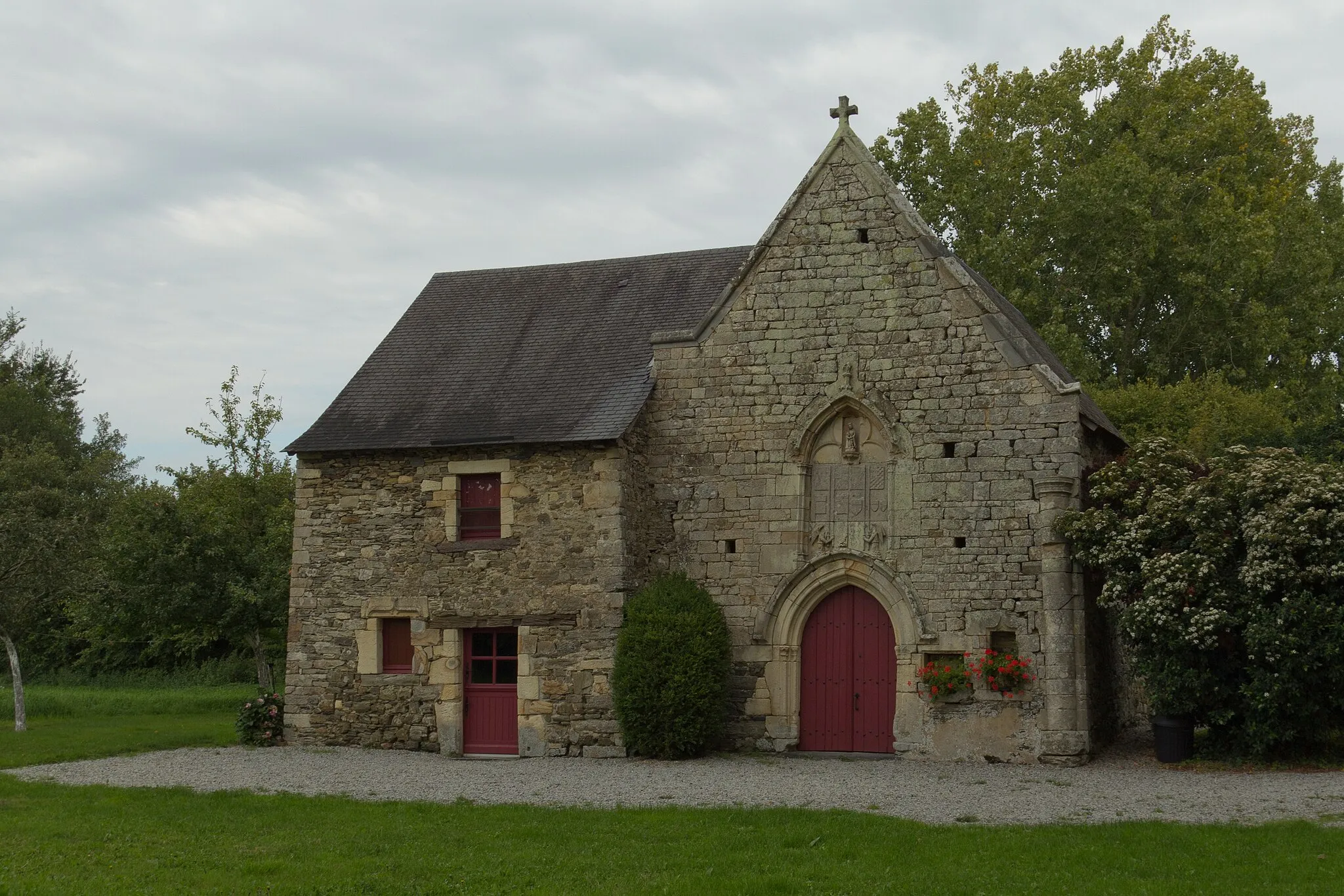 Photo showing: La porte est surmontée d'une baie comportant un bas-relief et une statue de Sainte-Anne. L'angle avec le mur sud comporte une demi-cylindrique.
Notice n° PA00090551