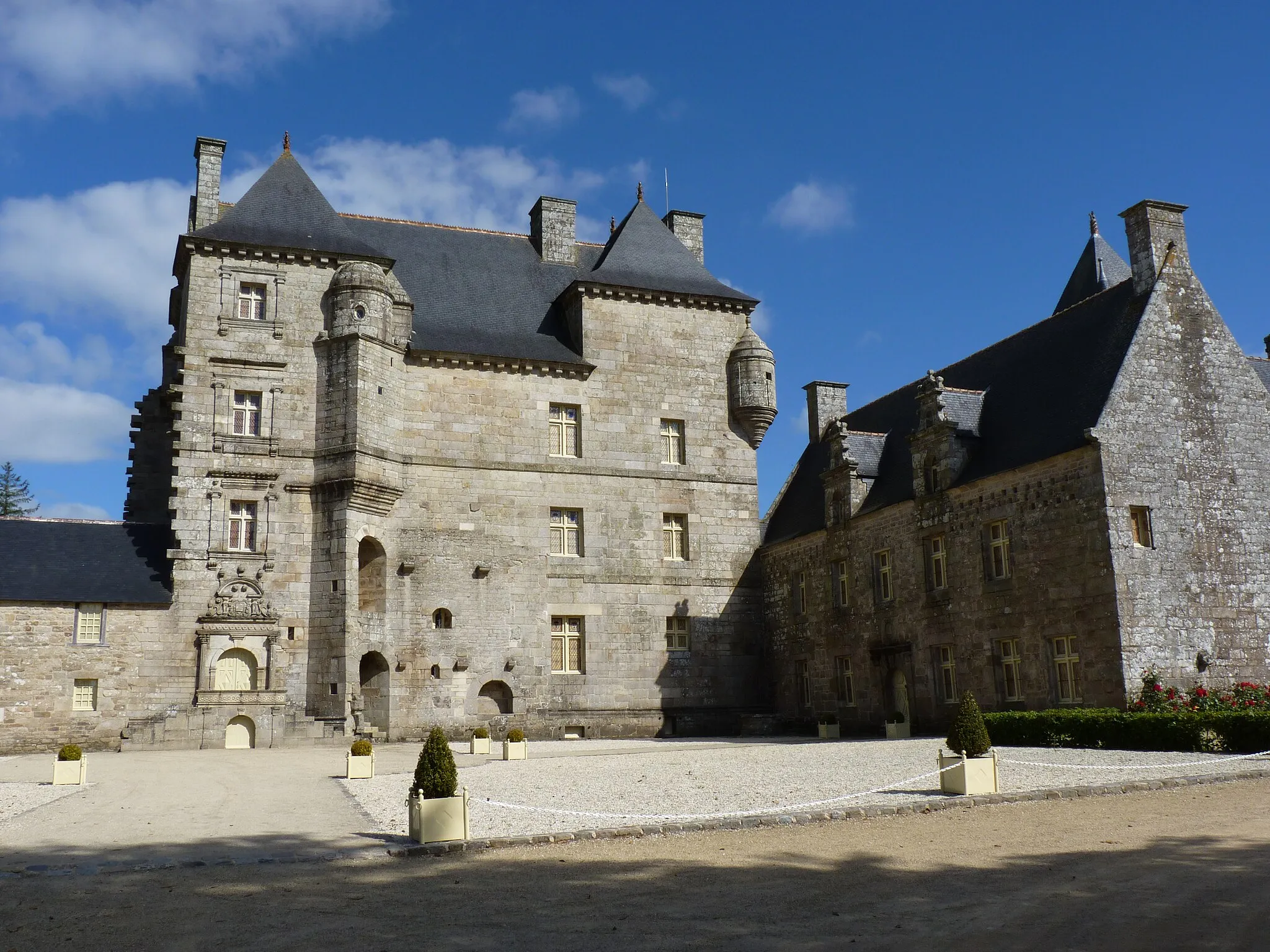 Photo showing: Château (fin XVIème) inachevé sur sa partie gauche et à droite manoir (XVIIème)