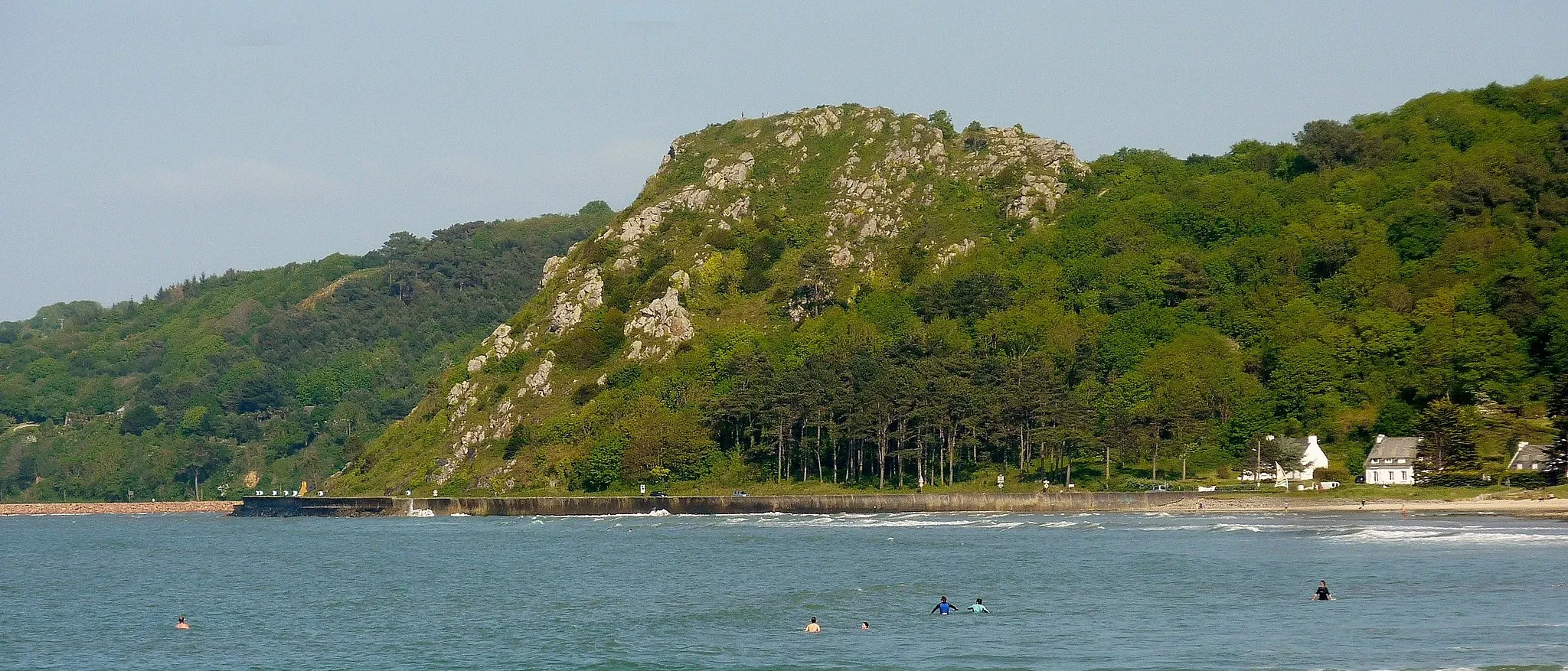 Photo showing: Lieue de grève : le "Grand Rocher" de Saint-Efflam, dénommé aussi "Roc'h Karlès", "Roc'h Irglas" ou "Roc'h ar Laz", haut de 84 mètres, domine la "Lieue de grève". Il est classé site naturel depuis 1936. Un cimetière (gaulois ?) y fut découvert au XIXe siècle, mais fut détruit. Ce fut un oppidum et un lieu entouré de légendes, la plus connue étant celle de Saint-Efflam.