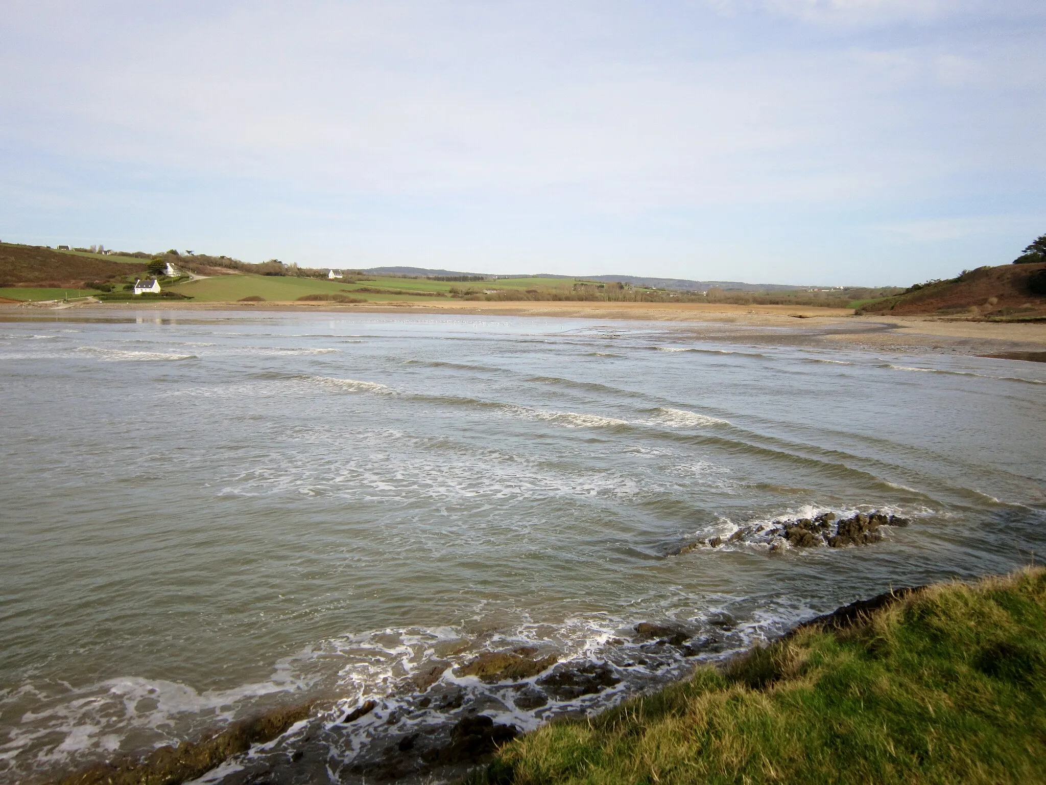 Photo showing: Ploéven : l'anse de Kervijen vue depuis la pointe du Marrouz située à son sud.