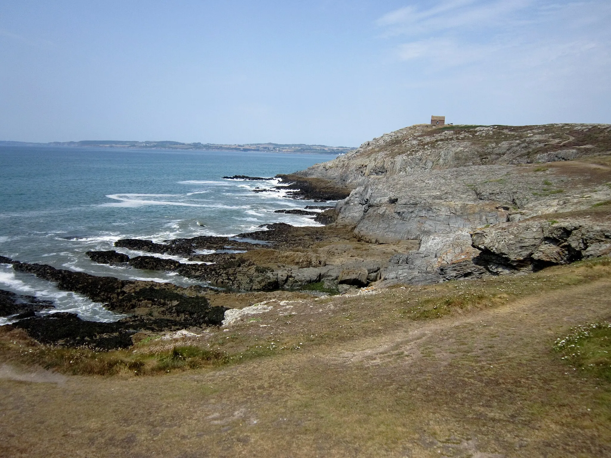 Photo showing: Plomodiern : la pointe de Talagrip vue du sud. Près de son extrémité, la maison des douaniers.