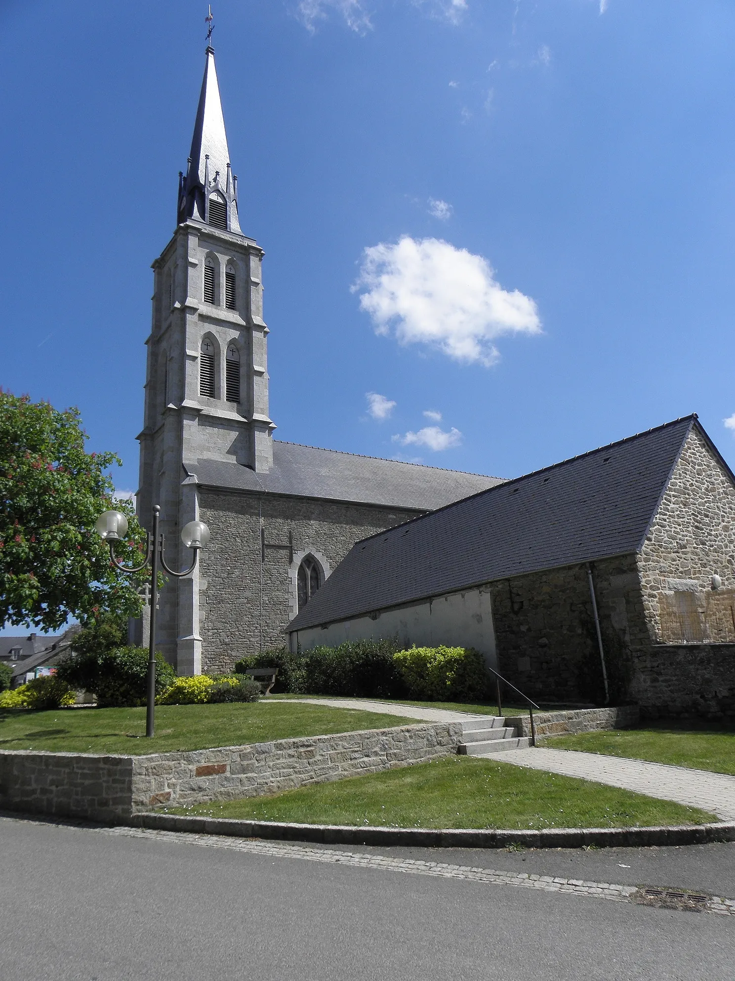 Photo showing: Église Saint-Laurent de Trévron (22). Flanc sud. Architecte : M.C. Ramard de Dinan. (1865-1869).