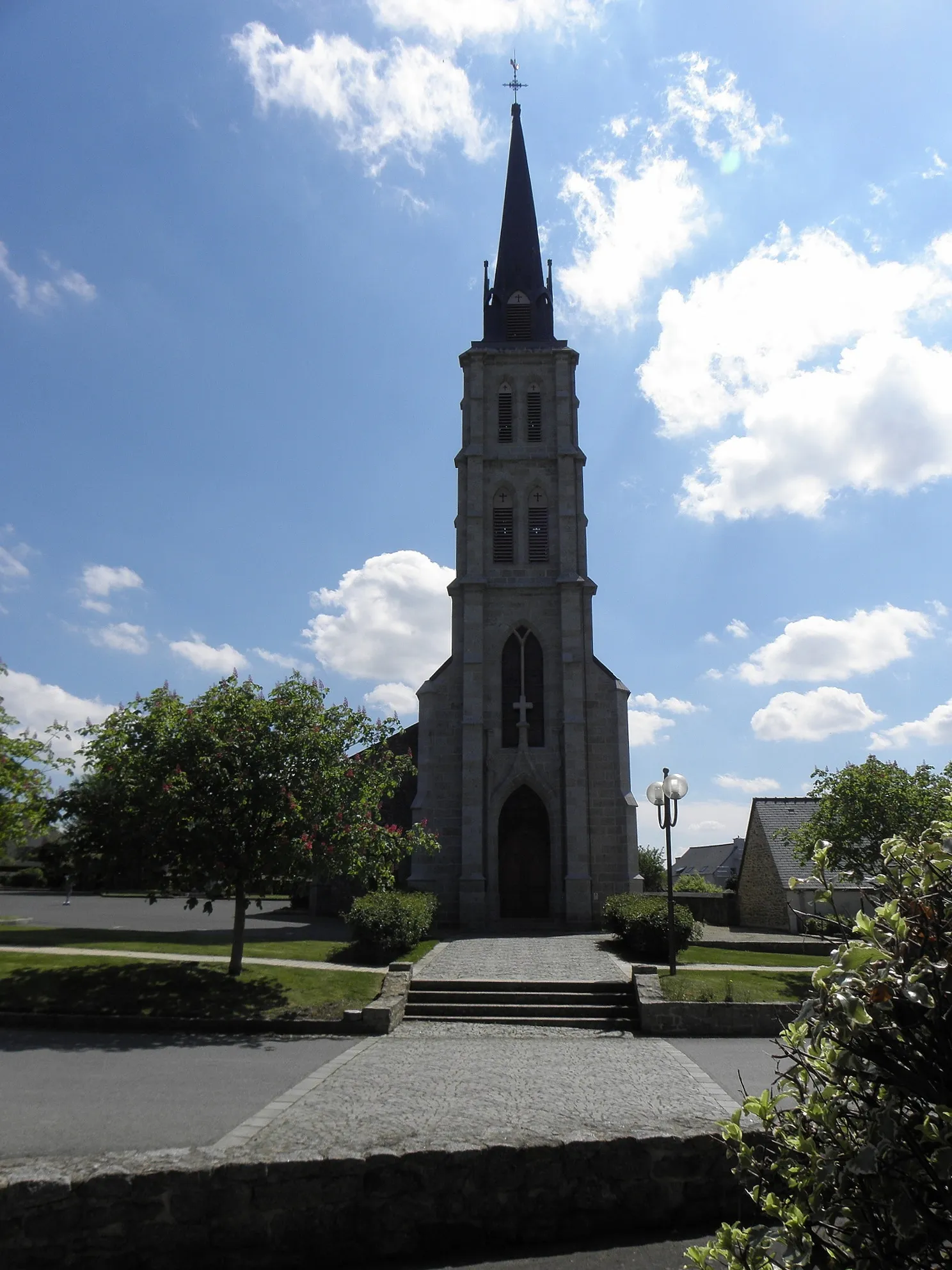 Photo showing: Église Saint-Laurent de Trévron (22). Tour-clocher. Architecte : M.C. Ramard de Dinan. (1865-1869).