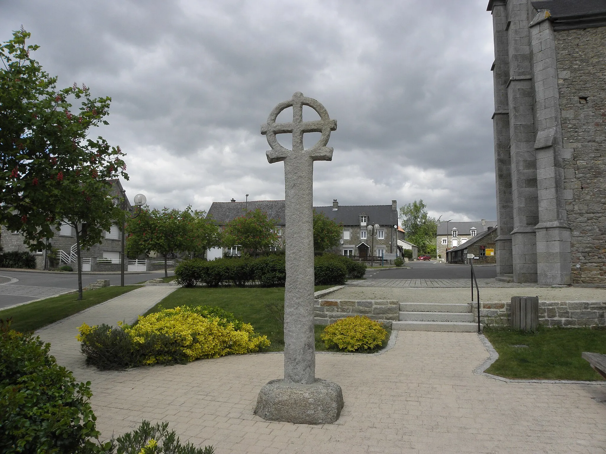 Photo showing: Croix nimbée , place de l'église de Trévron