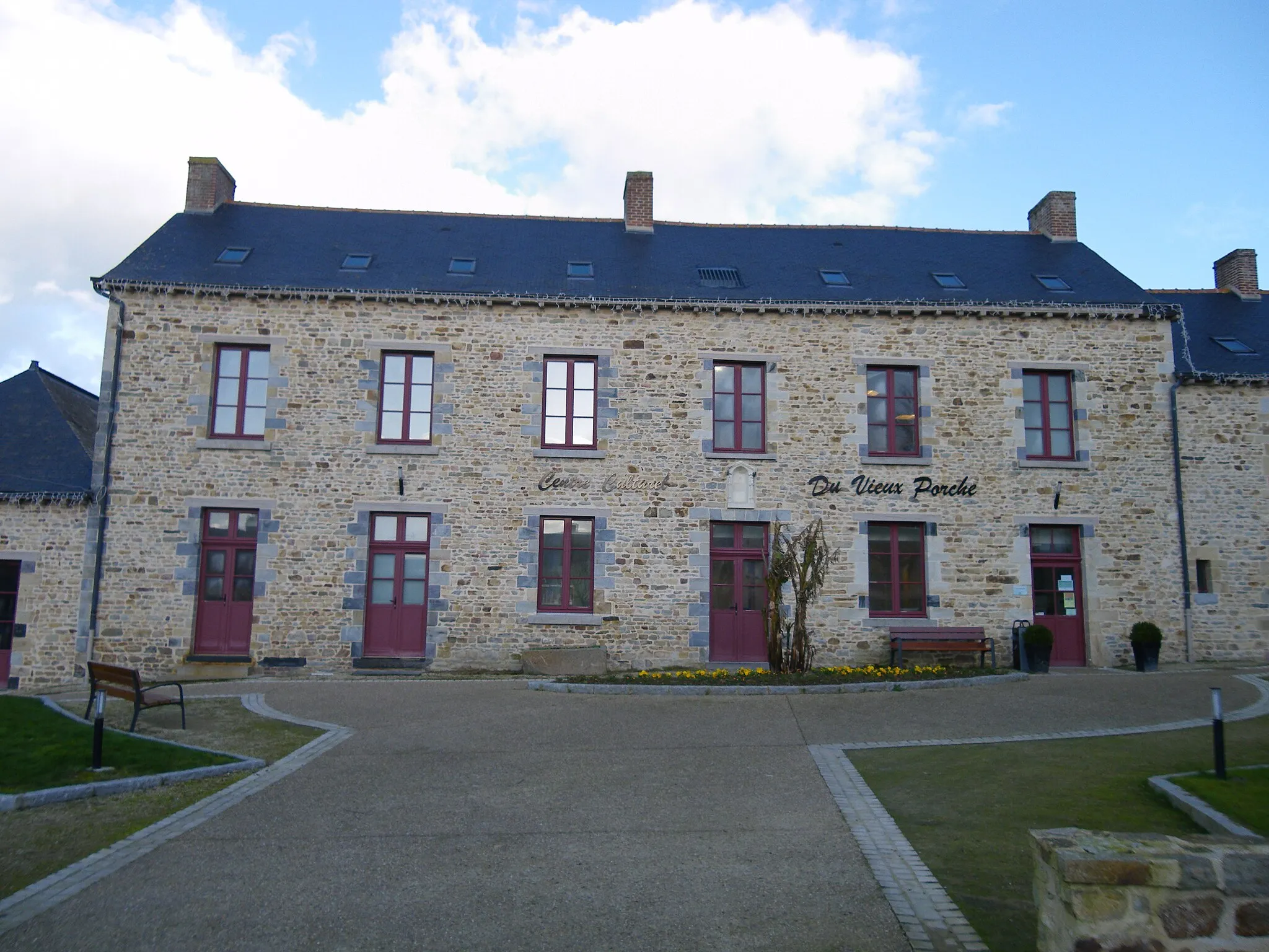 Photo showing: centre culturel de bais