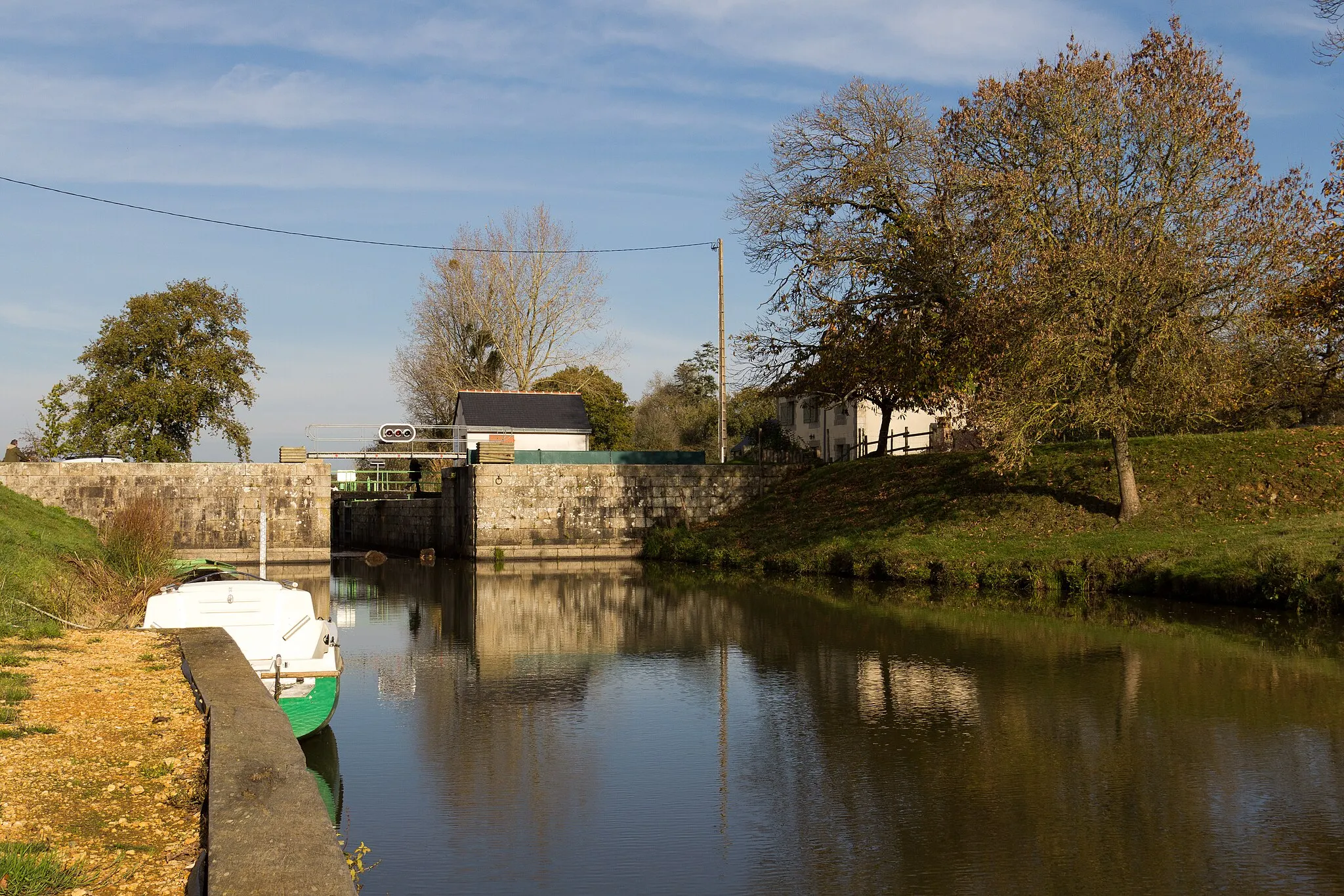 Photo showing: Écluse du Bellion sur le canal de Nantes à Brest et sa maison éclusière.