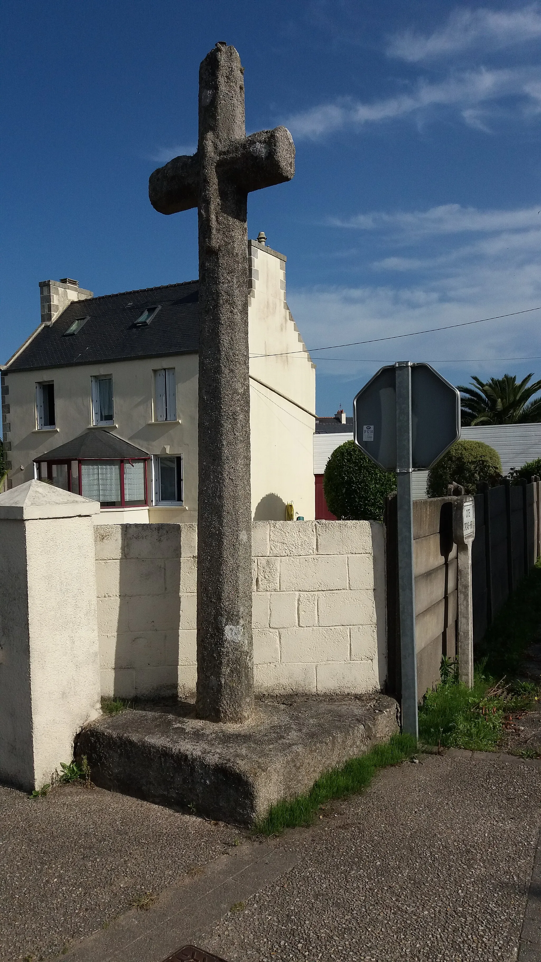 Photo showing: Croix à l'angle de la Cité Croas-Hir.