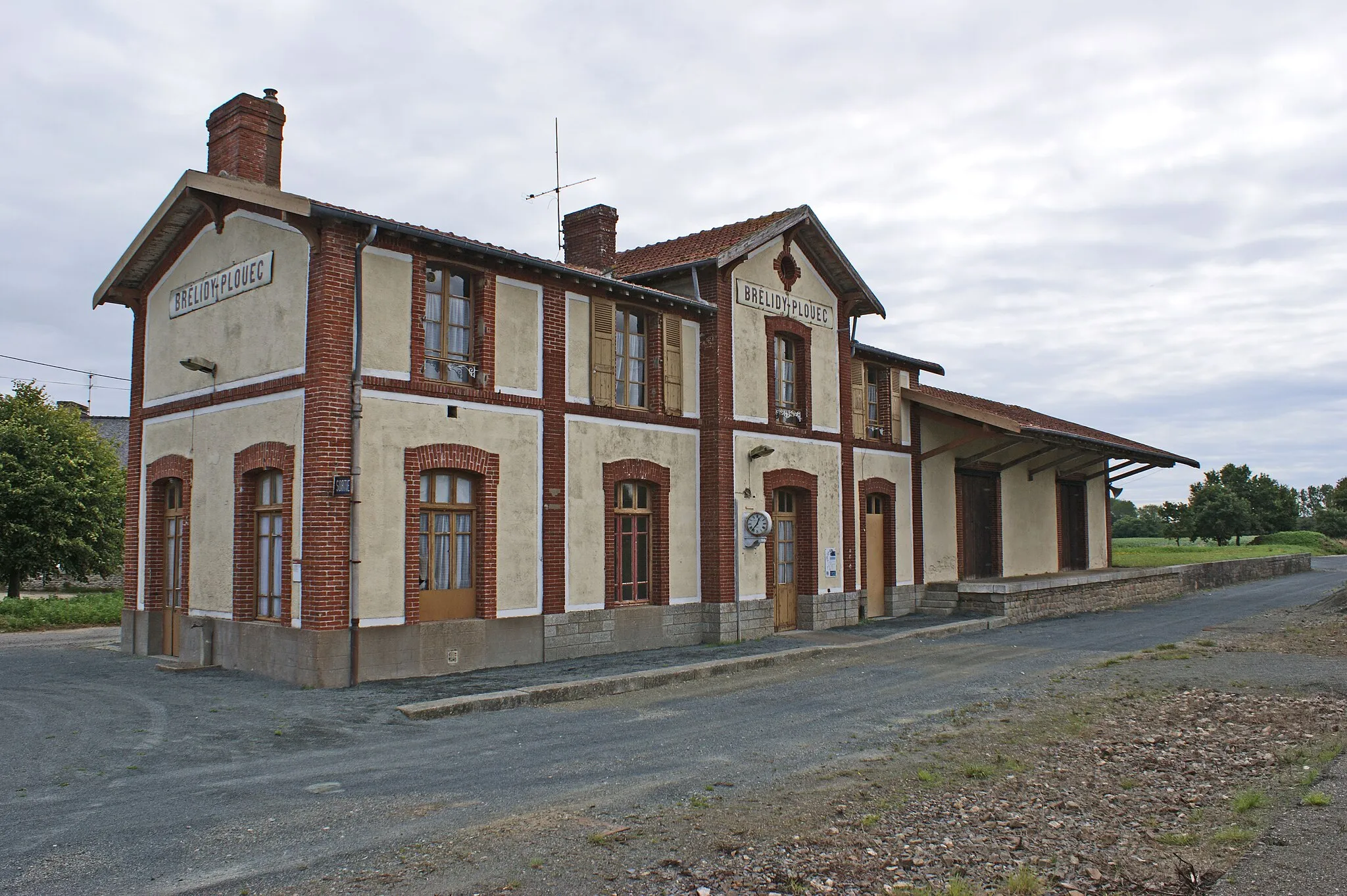 Photo showing: L'ancien bâtiment du réseau breton agrandit pour la ligne des chemins de fer des Côtes du Nord de Plouëc à Tréguier. Propriété de la commune et restauré en 2005.