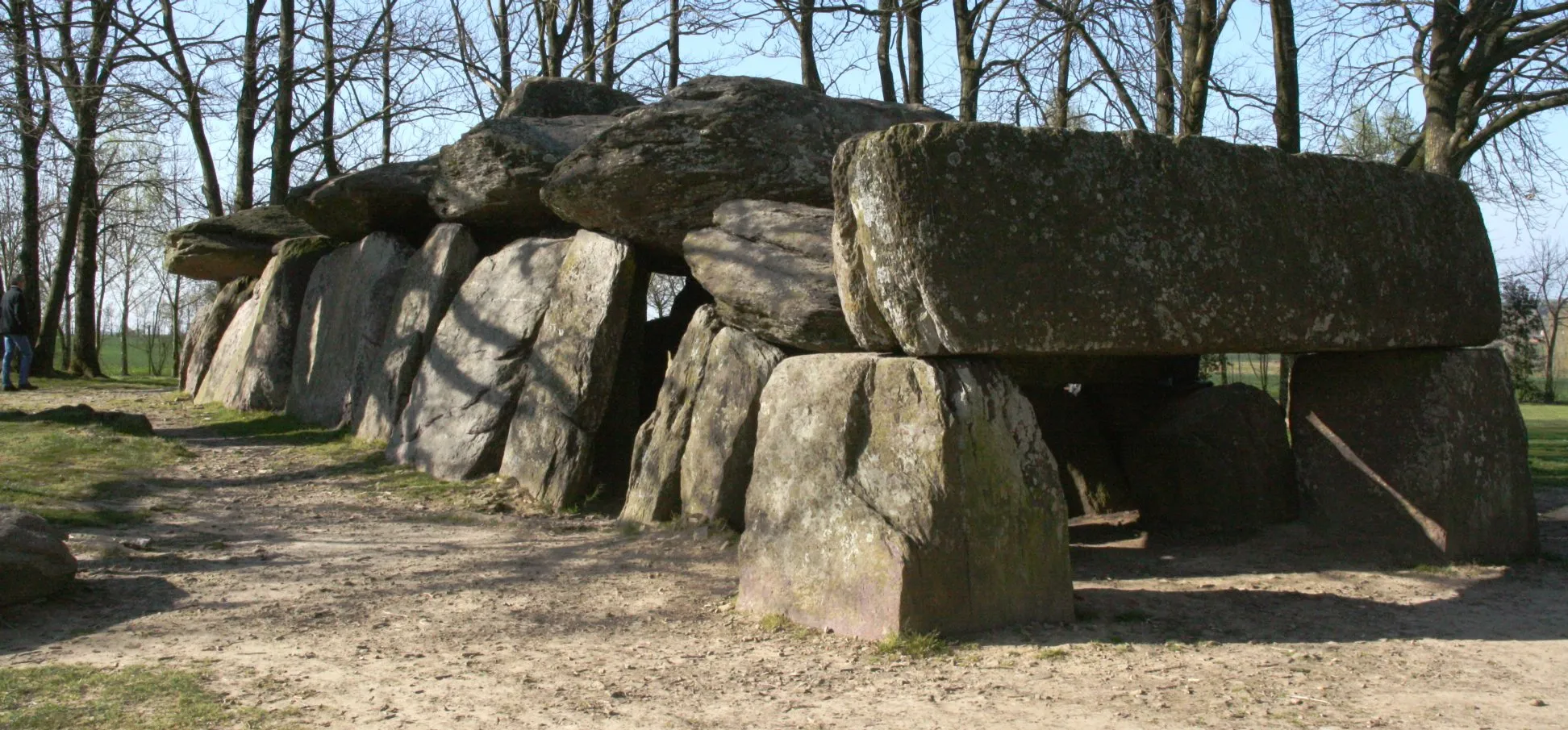 Photo showing: La Roche-aux-Fées, village of Essé, Ille-et-Vilaine, Brittany, France. It's a dolmen (gallery grave), the biggest in France, built near 2500 ~ 2000 B.C.