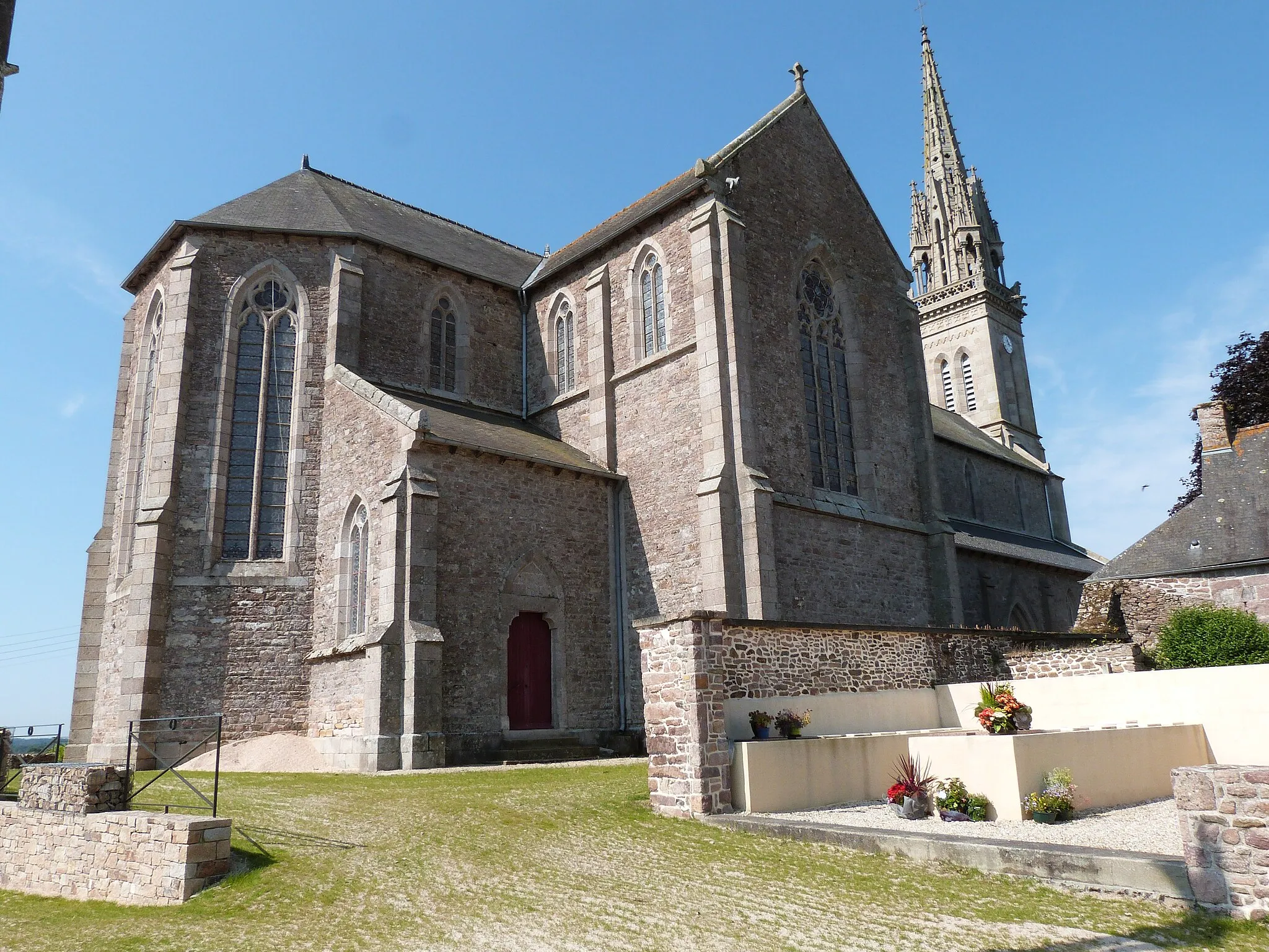 Photo showing: Vue de l'église Saint-Judoce depuis le monument aux morts situé dans l'enclos paroissial (Yvias, Côtes-d'Armor)