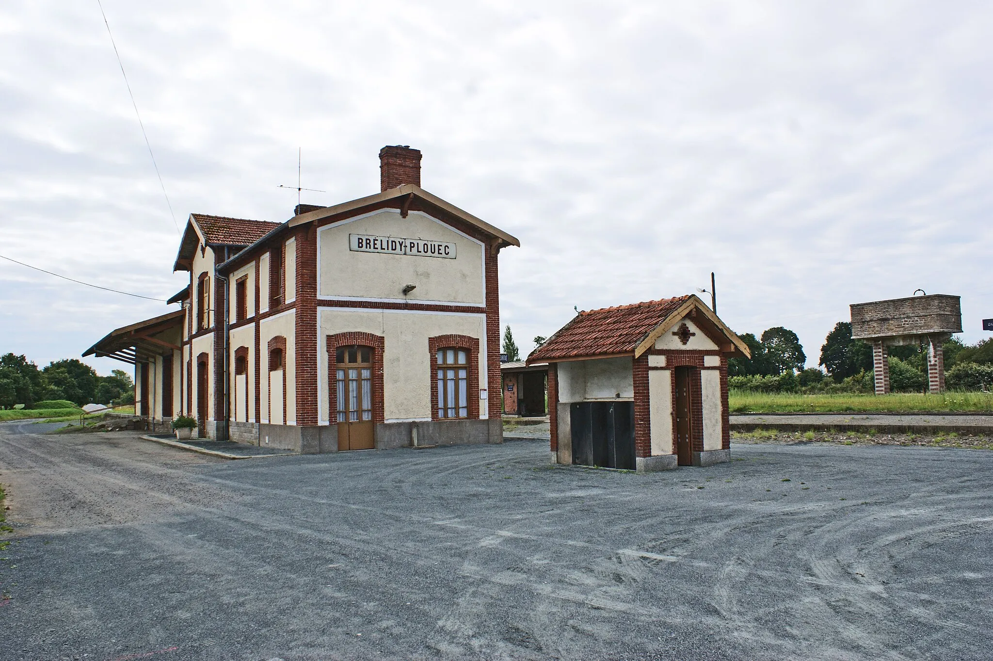 Photo showing: L'entrée de la halte TER entre l'ancien bâtiment et le cabinet d'aisance.