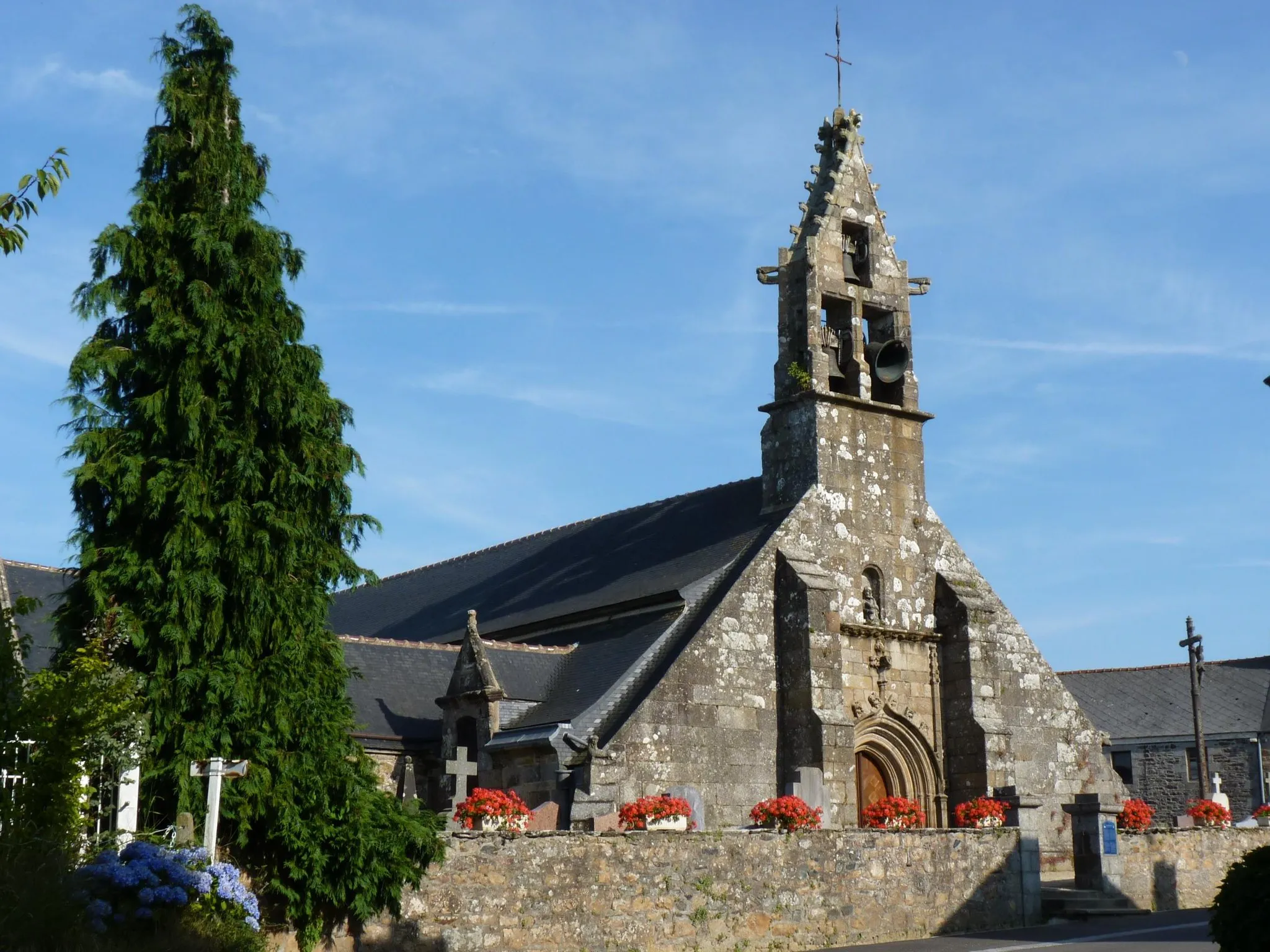 Photo showing: Eglise du 16ème siècle remaniée au 18ème siècle