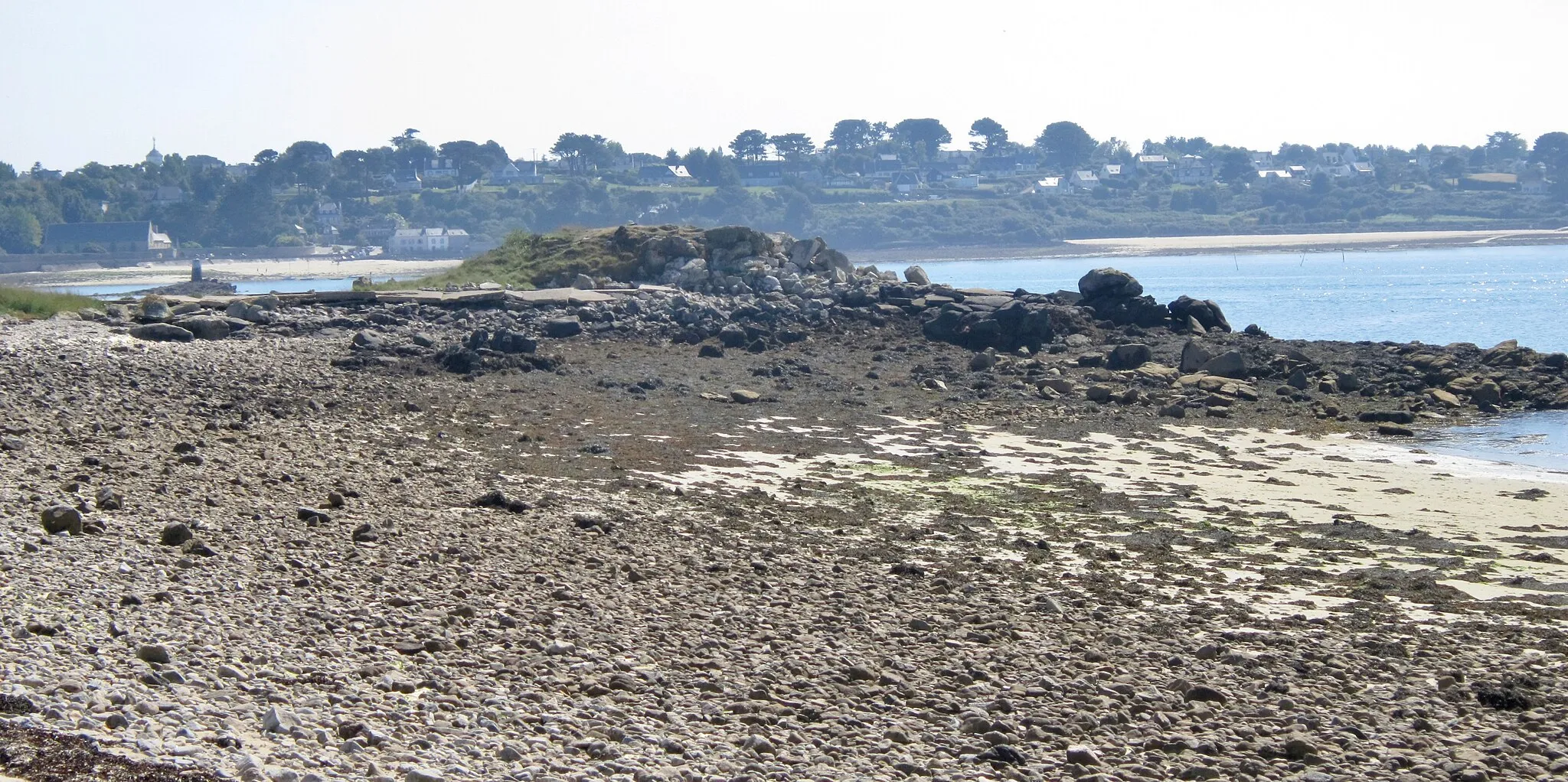 Photo showing: Énez Terc'h : rochers et traces de la base américaine d'hydravions datant de 1917-1918 ; à l'arrière-plan l'Aber Wrac'h.