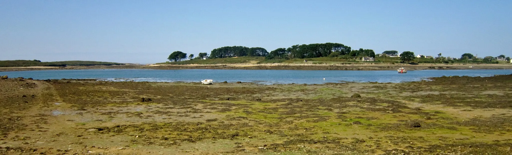 Photo showing: Plouguerneau : la presqu'île de Kerazan Vraz vue depuis Bilou Bihan (rive droite de l'Aber Wrac'h).