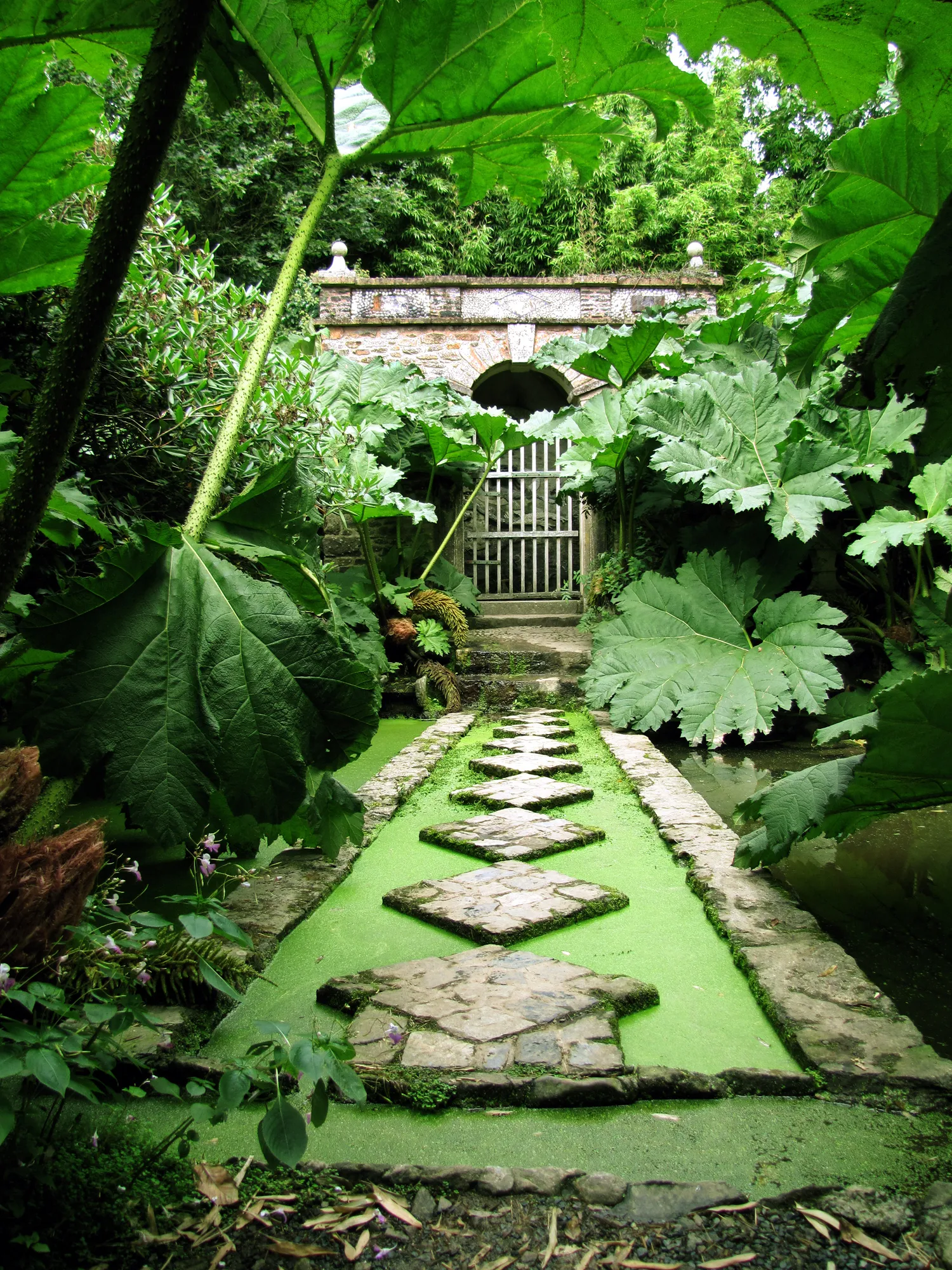 Photo showing: Gardens of Kerdalo. The italian grotto. Trédarzec, Côtes-d'Armor, France. September 2010.
