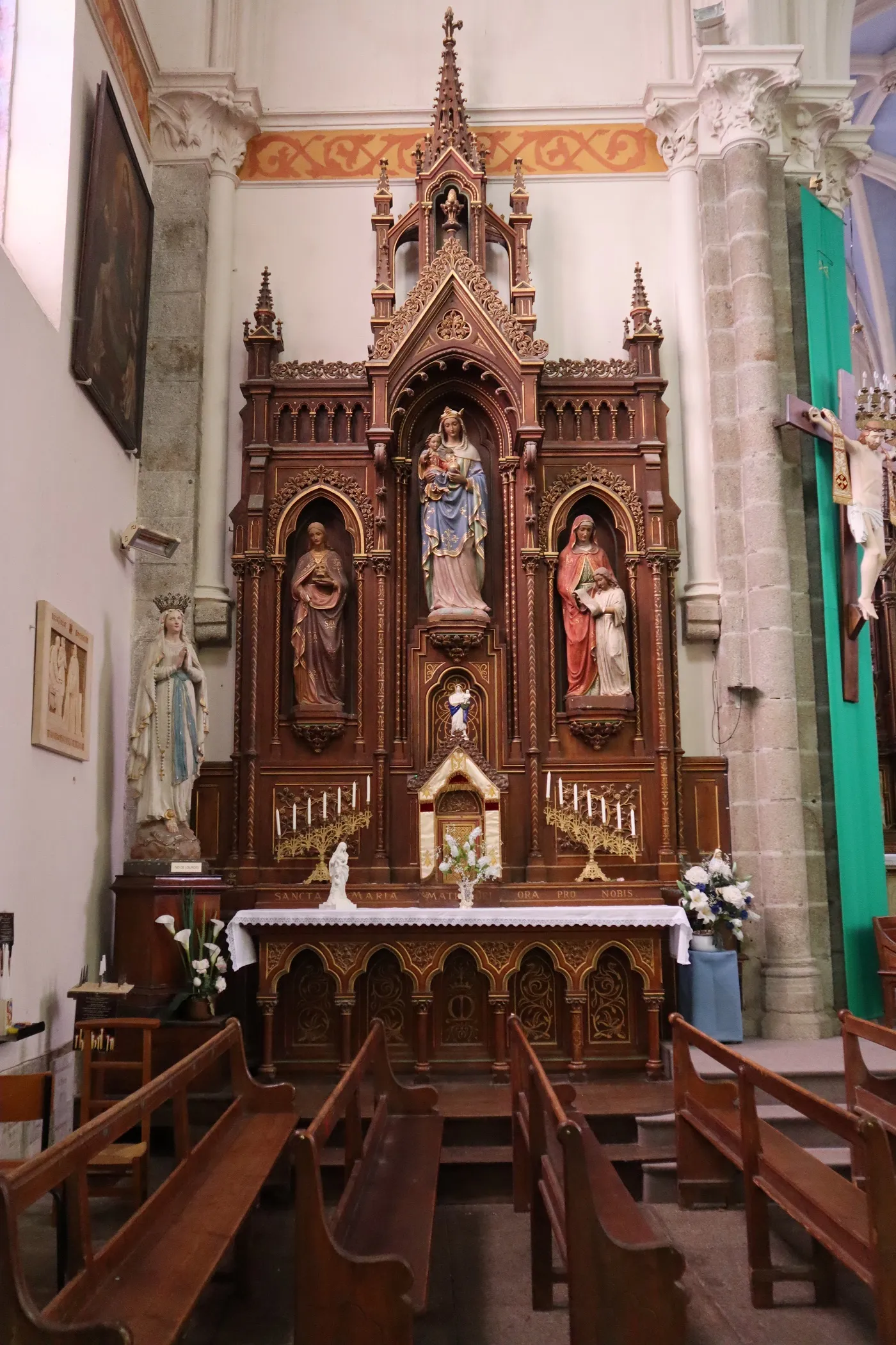 Photo showing: Église Saint-Georges de Saint-Georges-de-Reintembault (35). Intérieur. Autel et retable de la Vierge.