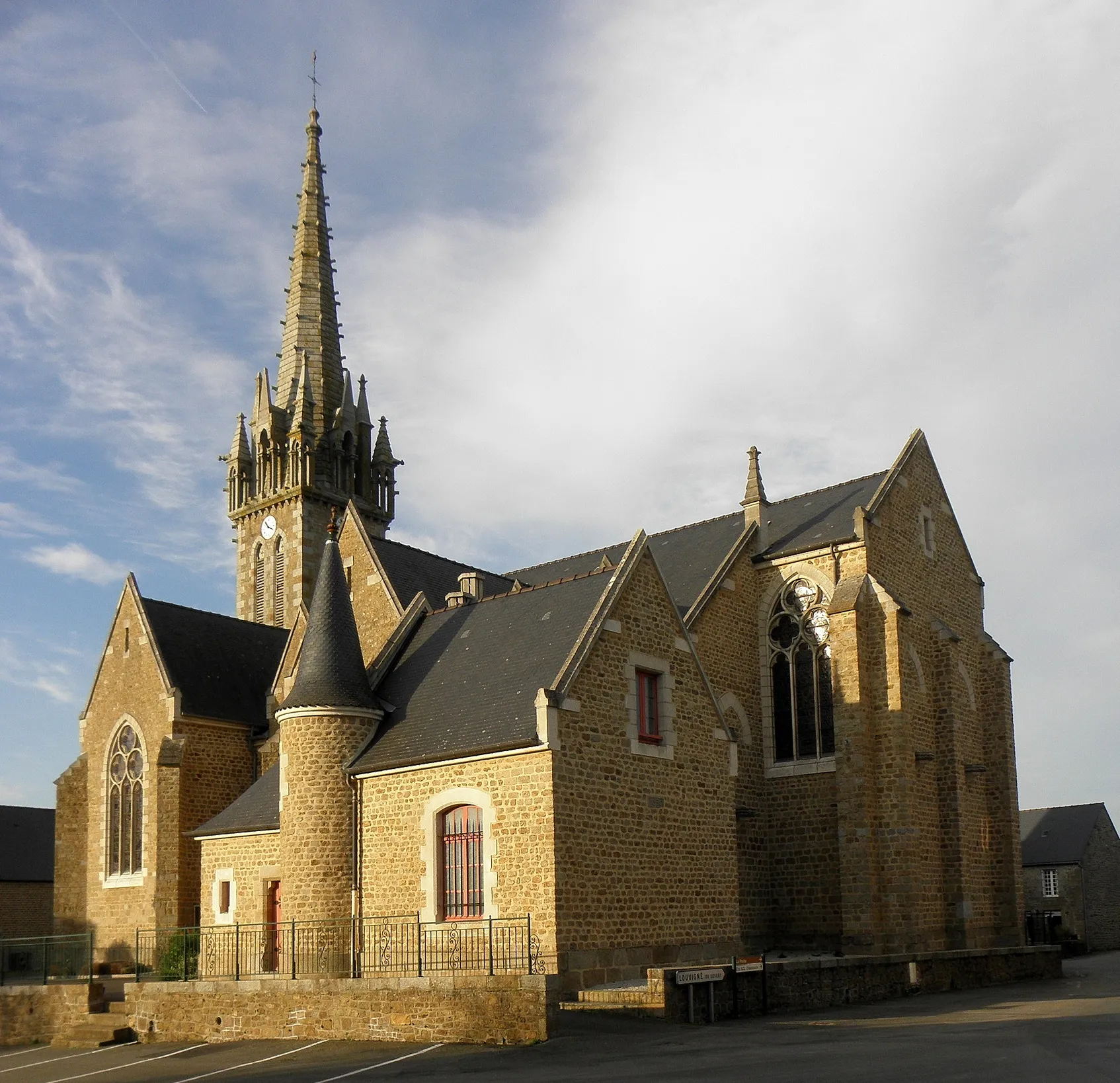 Photo showing: Église Saint-Martin de La Bazouge-du-Désert (35). Chevet et flanc sud.