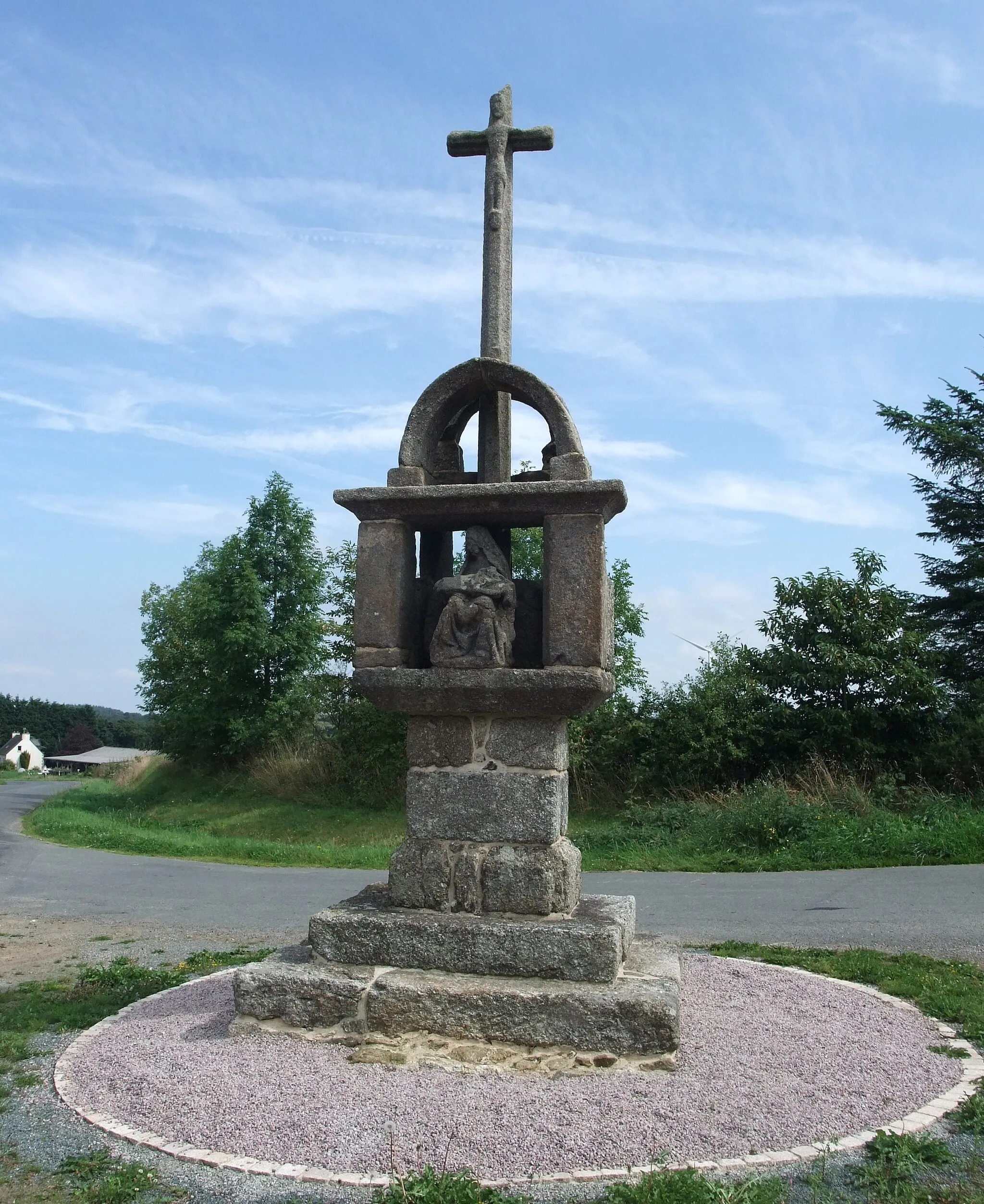 Photo showing: Important calvaire formant chapelle-niche, 16ème siècle, sur la commune de Pont-Melvez (Côtes d'Armor)