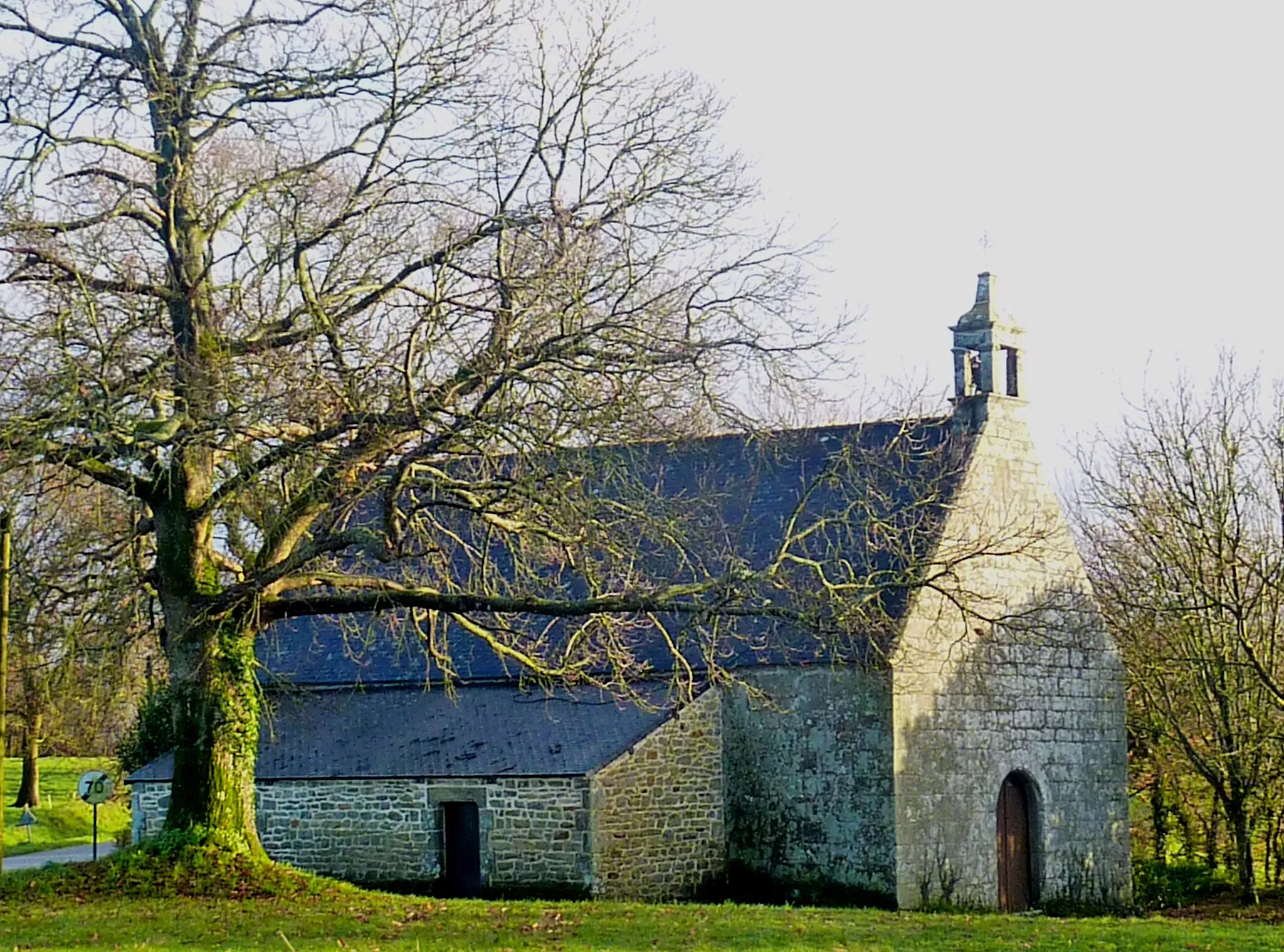 Photo showing: Guilligomarc'h : la chapelle Saint-Julien, vue extérieure d'ensemble.