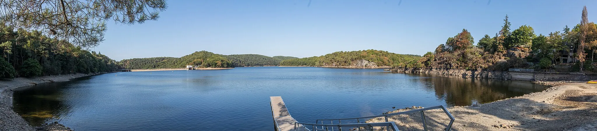 Photo showing: Lac de Guerlédan, Keryhuel, Mûr-de-Bretagne, France