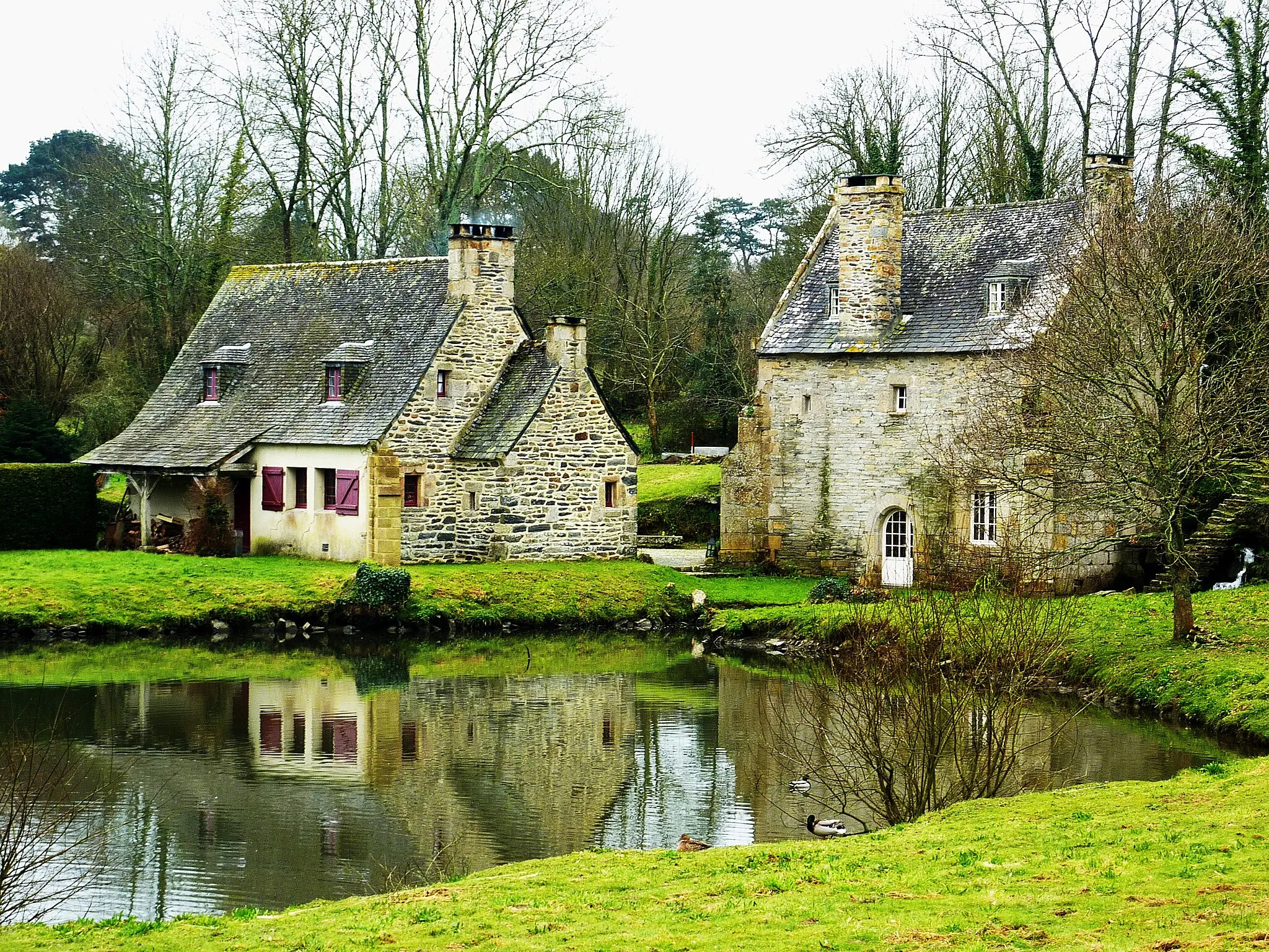 Photo showing: Le Relecq-Kerhuon : le manoir de Lossulien, l'étang et les moulins