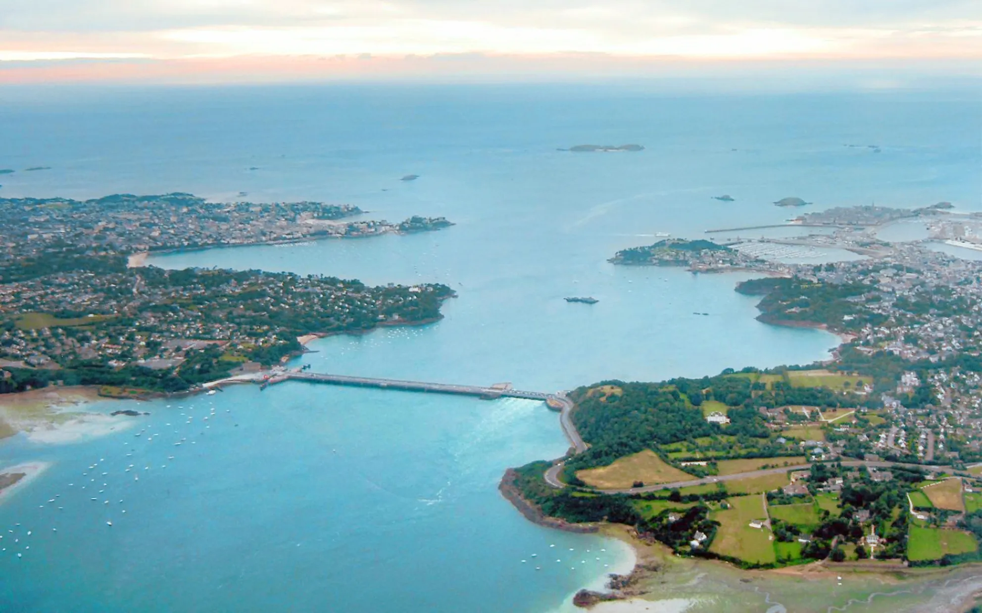 Photo showing: Aerial view of the tidal barrage on the Rance and of Saint Malo.