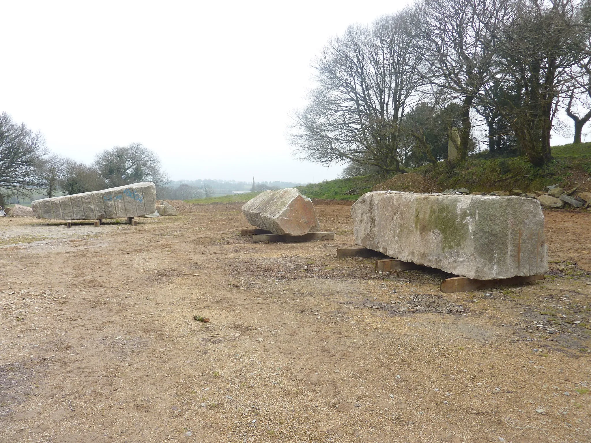 Photo showing: Carnoët, Vallée des Saints : blocs de granite destinés à être transformés en statues de saints.