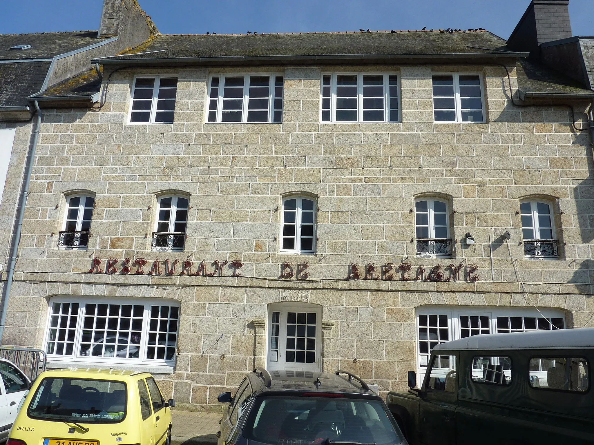 Photo showing: L'ancien hôtel de Bretagne sur la place centrale d'Huelgoat