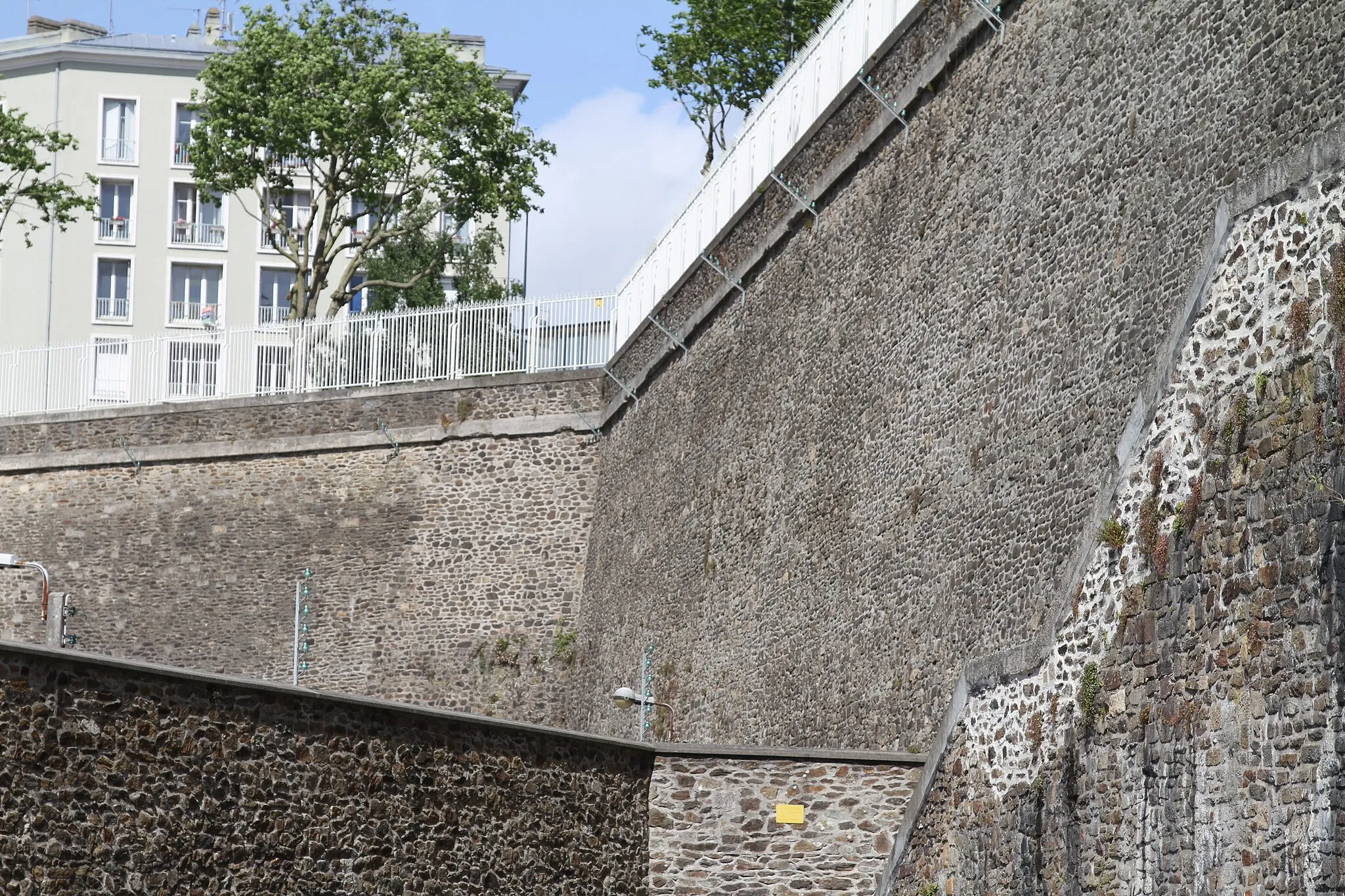 Photo showing: Mur au dessus de l'abri Sadi Carnot, Boulevard de la Marine