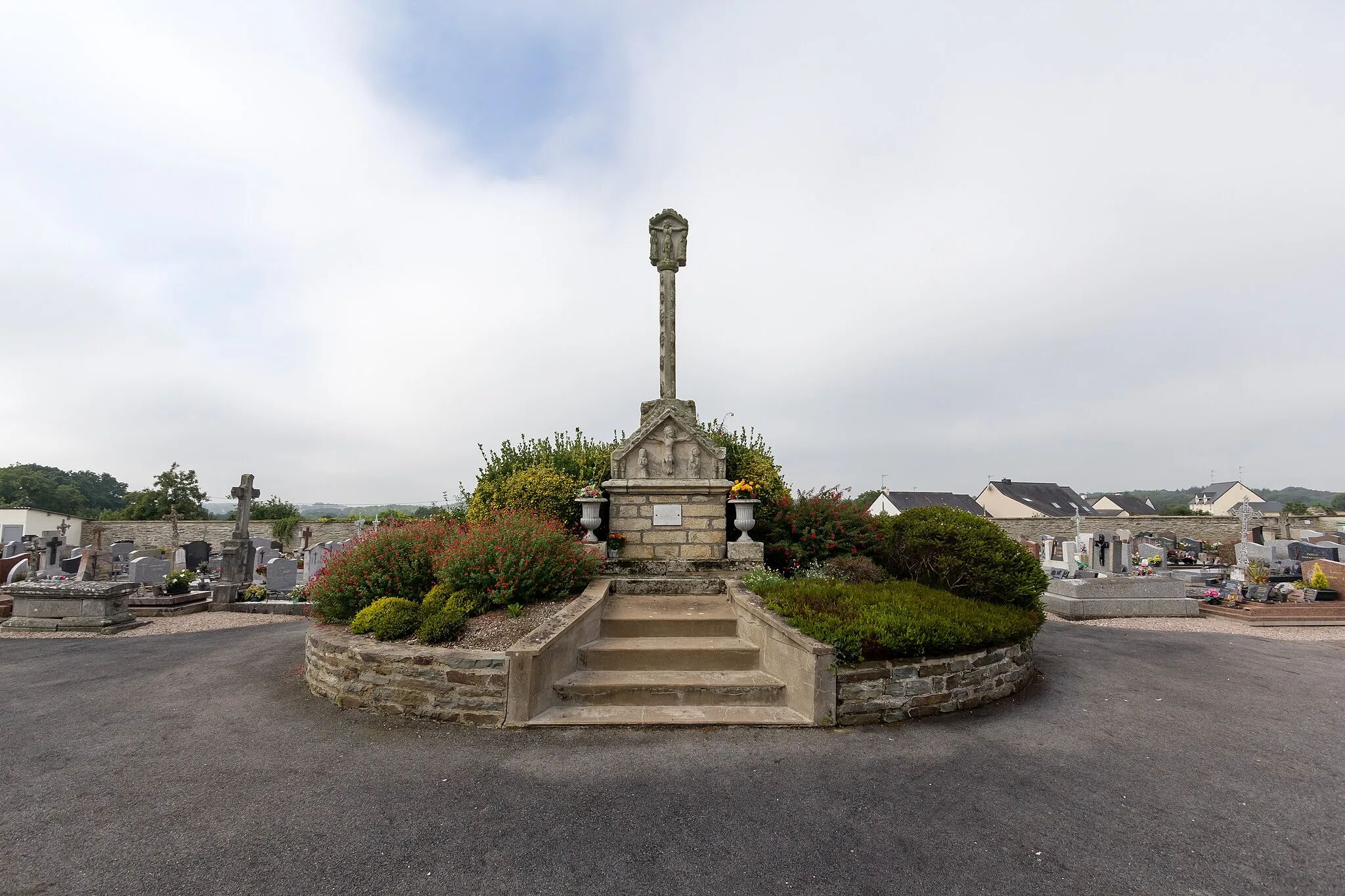 Photo showing: Calvaire du cimetière de Loyat (France).