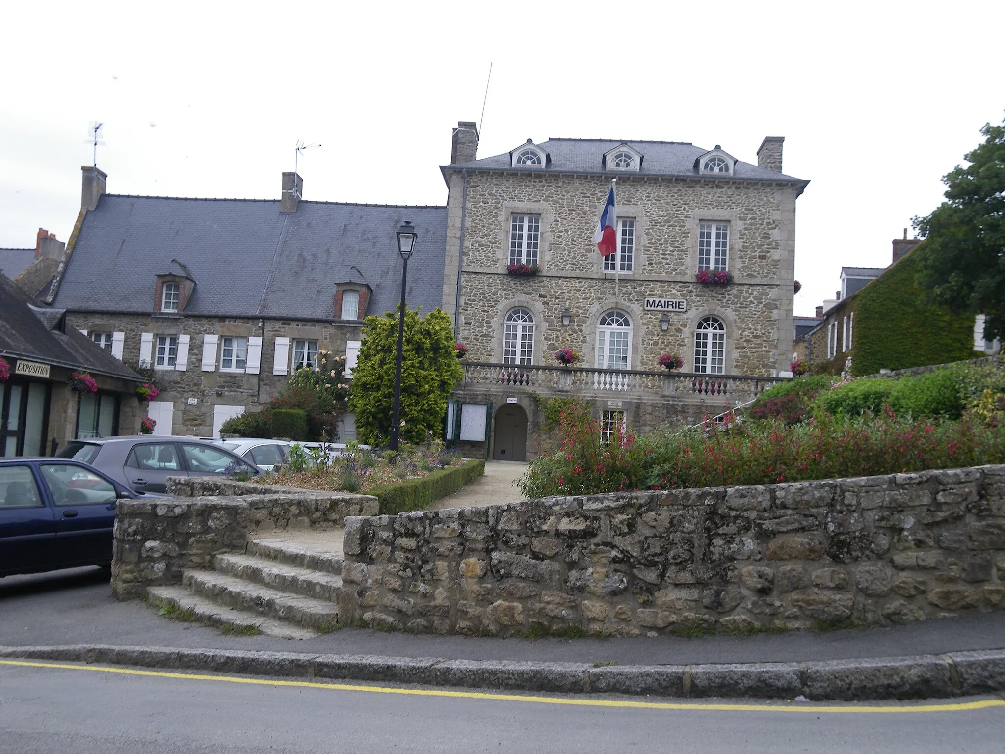 Photo showing: la mairie de saint briac