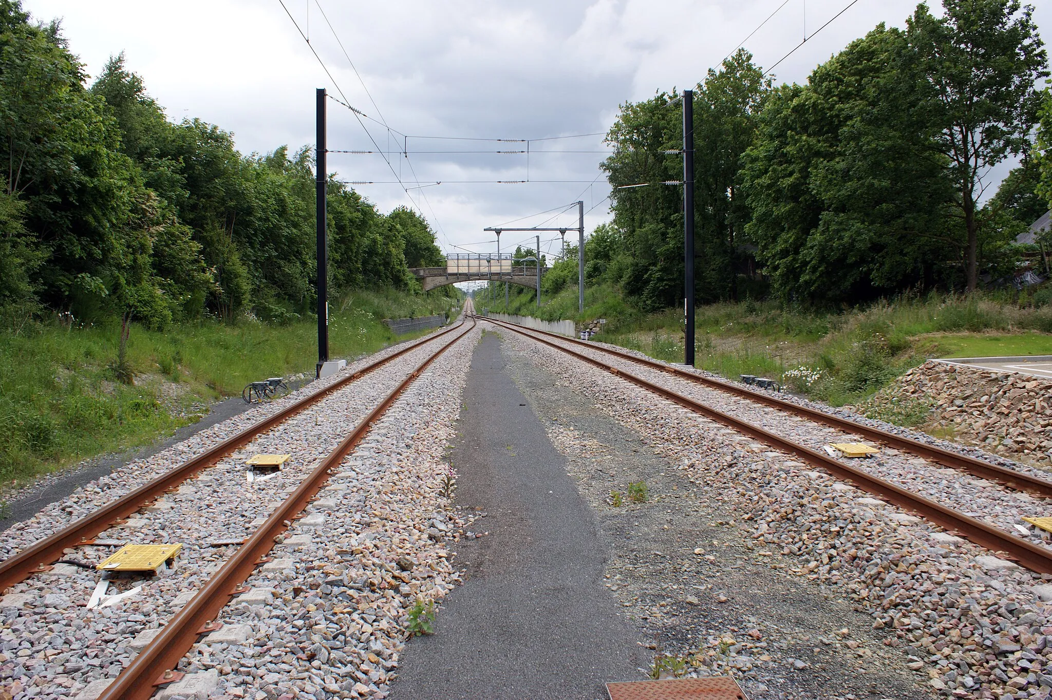 Photo showing: Gare d'Issé, les voies à la sortie de la gare en direction de Châteaubriant.