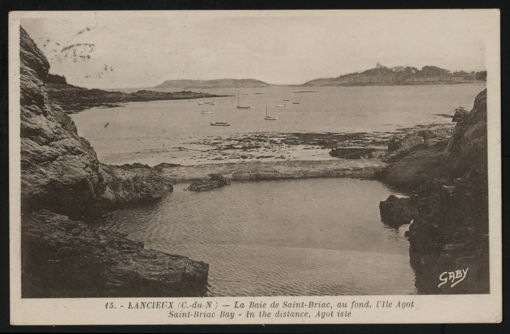 Photo showing: La Baie de Saint-Briac, au fond, l'Ile Agot.