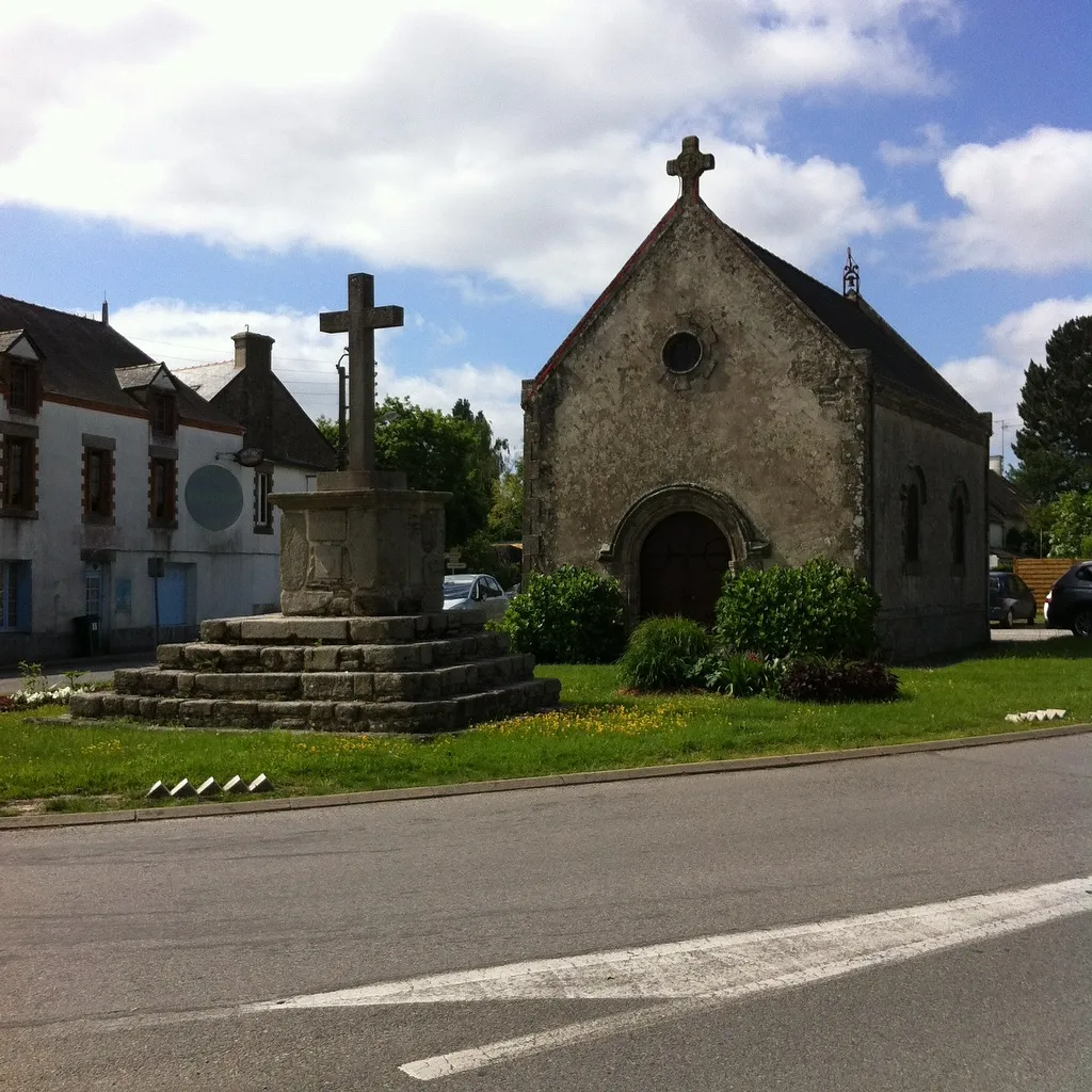 Photo showing: Saint-Molf - Croix et chapelle.