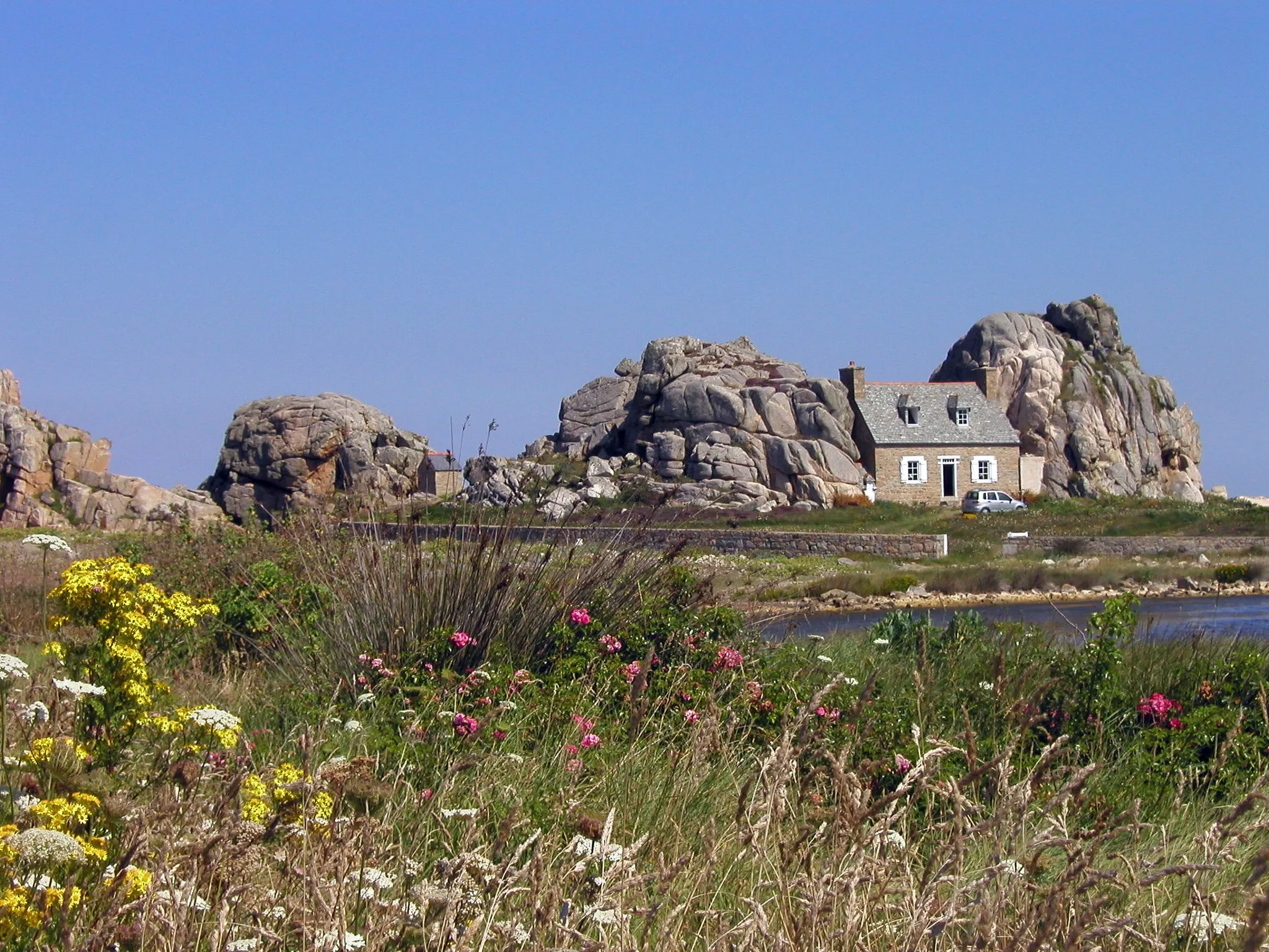Photo showing: Eines der beliebtesten Fotomotive in der Bretagne: Das „Haus zwischen den Felsen“ bei Plougrescant