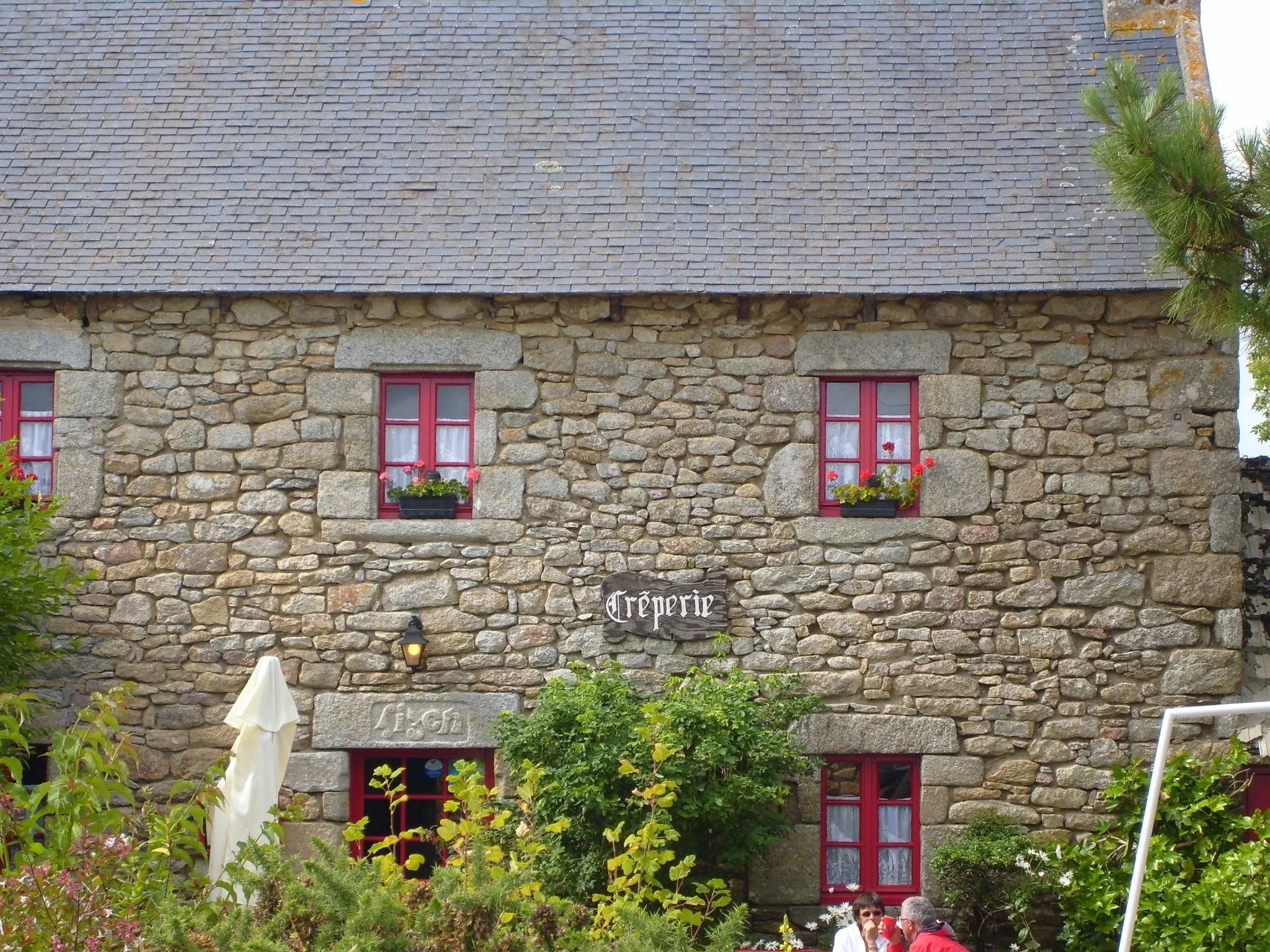 Photo showing: Crêperie le Lizen at Kergoff, Plouguerneau, Bretagne. Image title: Traditional wooden windows on house
Image from Public domain images website, http://www.public-domain-image.com/full-image/objects-public-domain-images-pictures/doors-and-windows-public-domain-images-pictures/traditional-wooden-windows-on-house.jpg.html