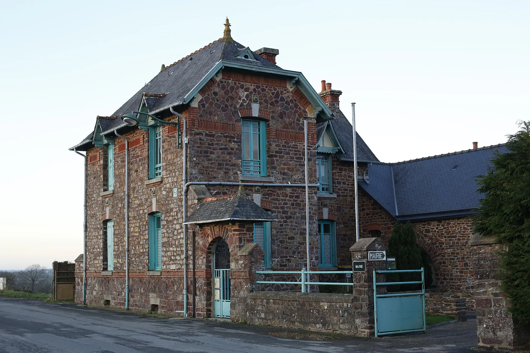 Photo showing: Mairie de Saint-Malon-sur-Mel.